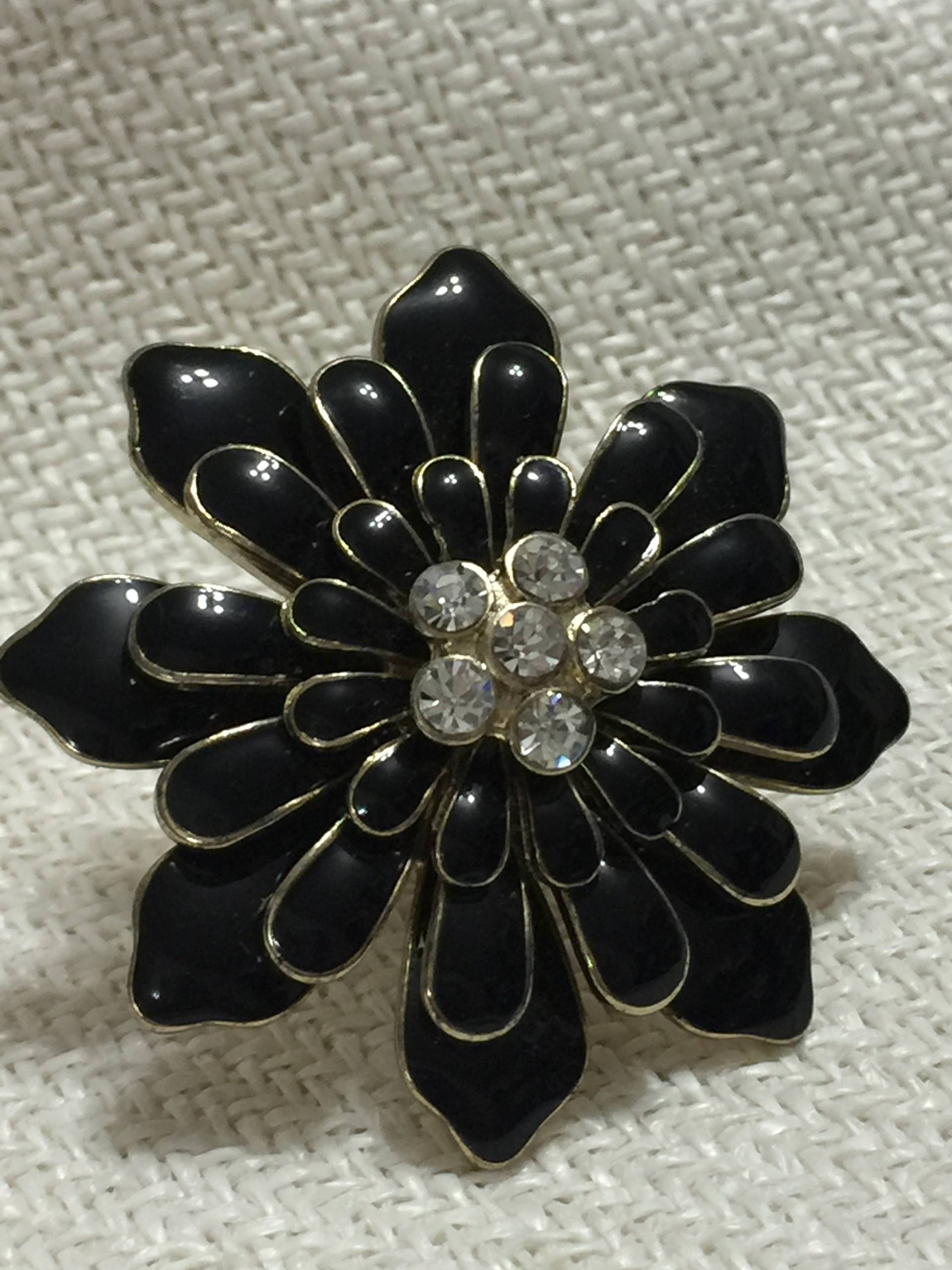 Riesige Vintage Emaille Strass Ring Schwarz Gold Klare Steine Layered Blumen Lot Of Fire 7 1/4 Stretch Größe von StyleSourceNYC
