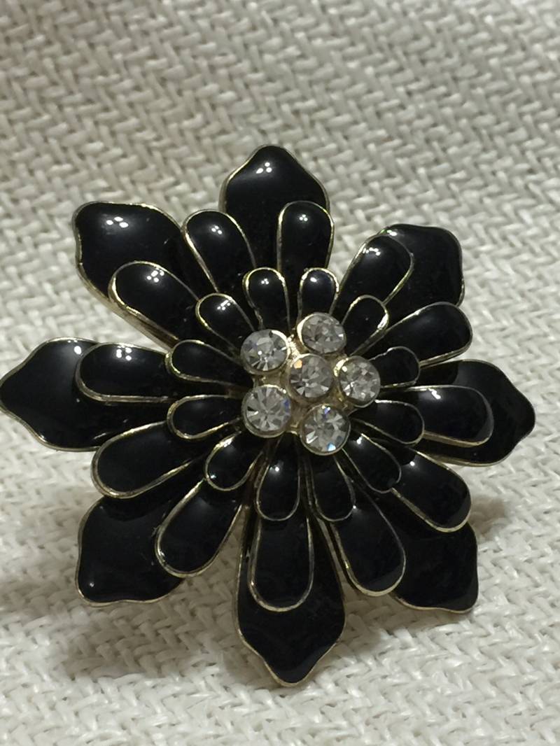 Riesige Vintage Emaille Strass Ring Schwarz Gold Klare Steine Layered Blumen Lot Of Fire 7 1/4 Stretch Größe von StyleSourceNYC