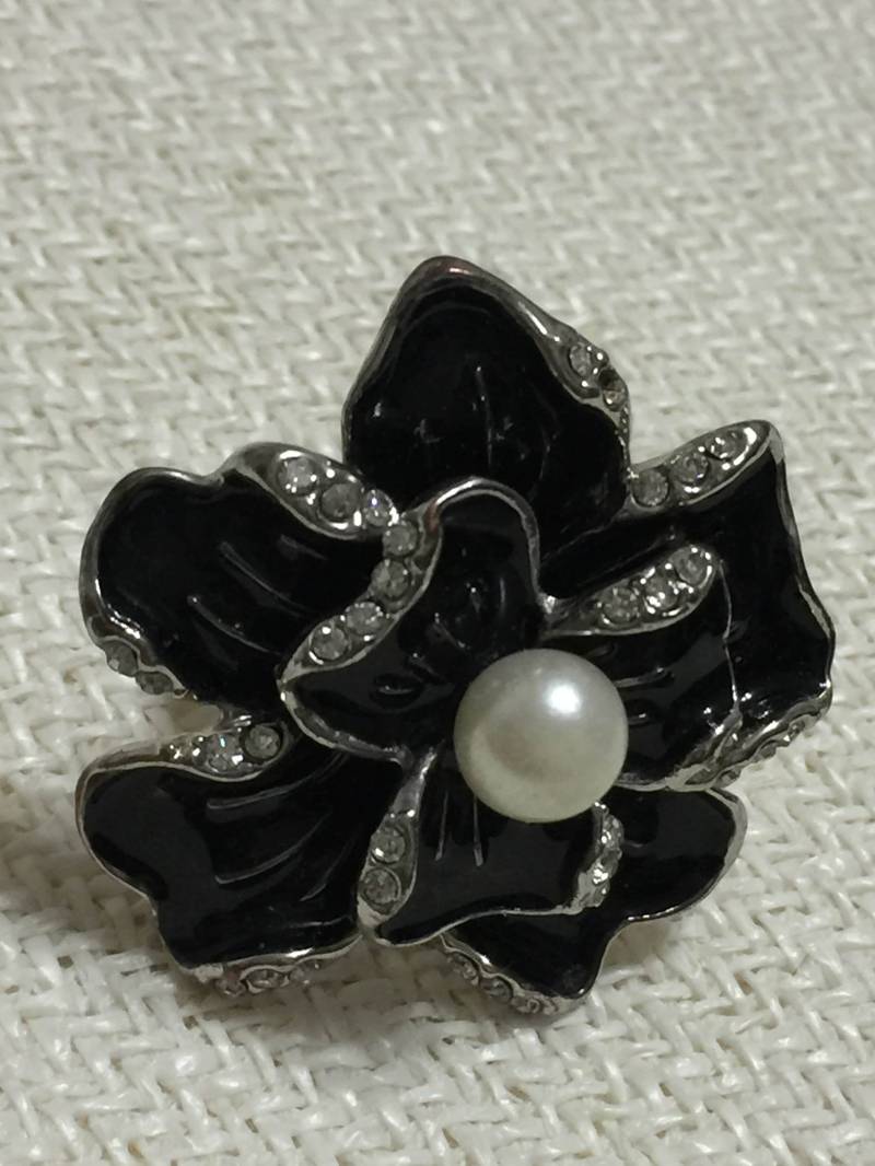 Riesige Vintage Emaille Strass Ring Schwarz Klare Steine Perle Layered Silber Blume Lot Of Fire 6 1/4 Pja Signiert Foliate von StyleSourceNYC