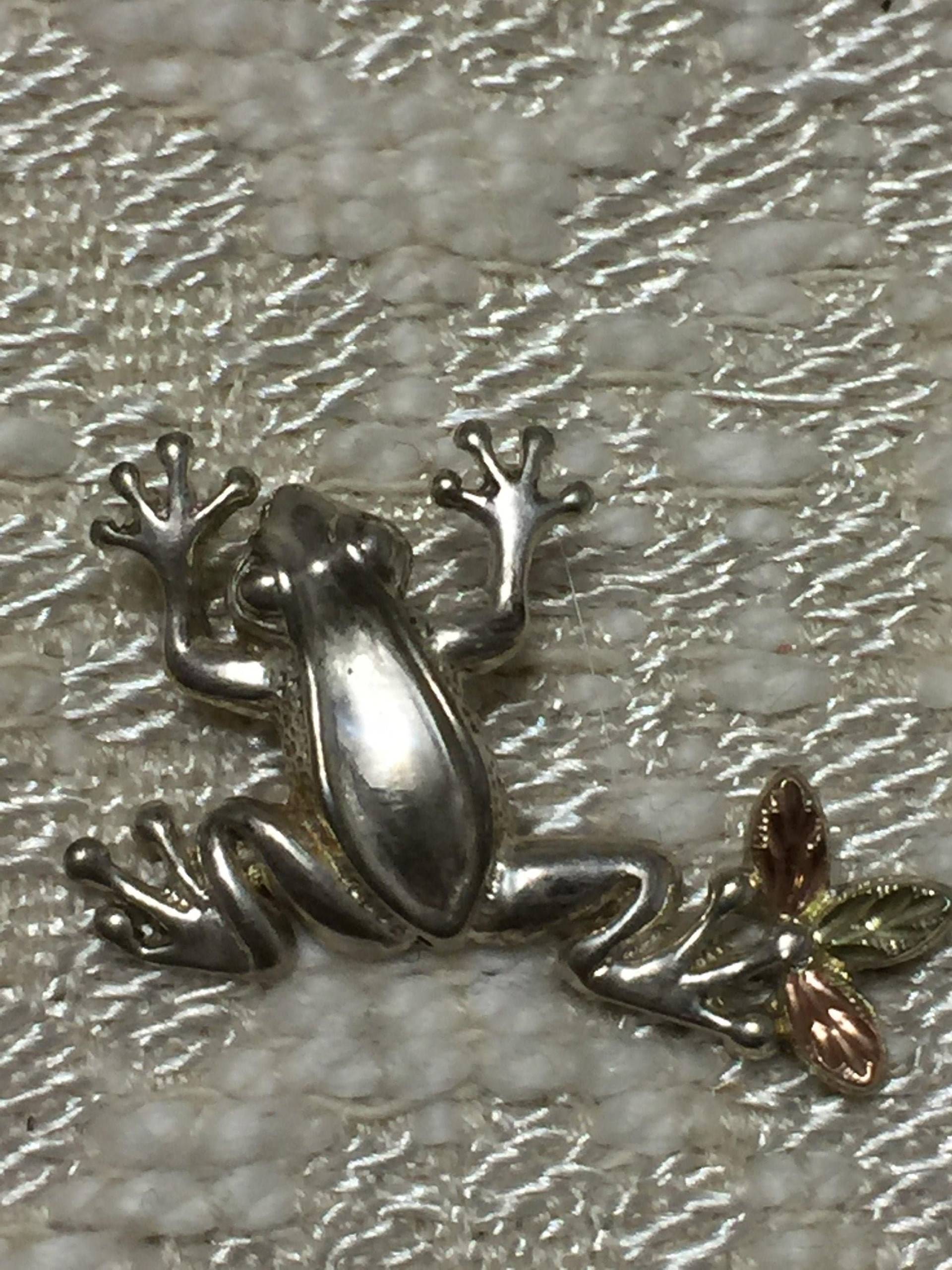 Vintage 12K Frosch Anhänger Sterling Silber Rose Gold Gelb Leap Leaping Lucky Frog Lot Halskette 12K Mixed Metal Lilly Pad von StyleSourceNYC