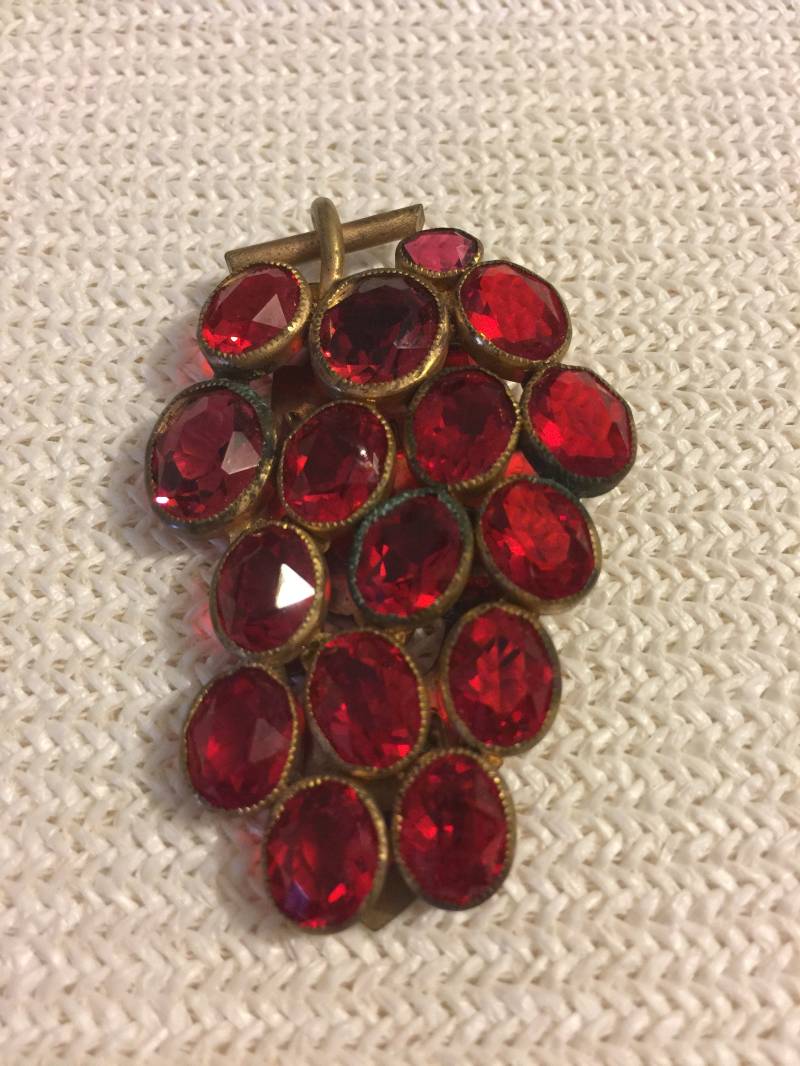 Vintage Art Deco Rot Glas Schal Kleid Pelz Clip Halskette Brosche Pin Anhänger Messing Rubin Facettiert Lünette Milgrain von StyleSourceNYC
