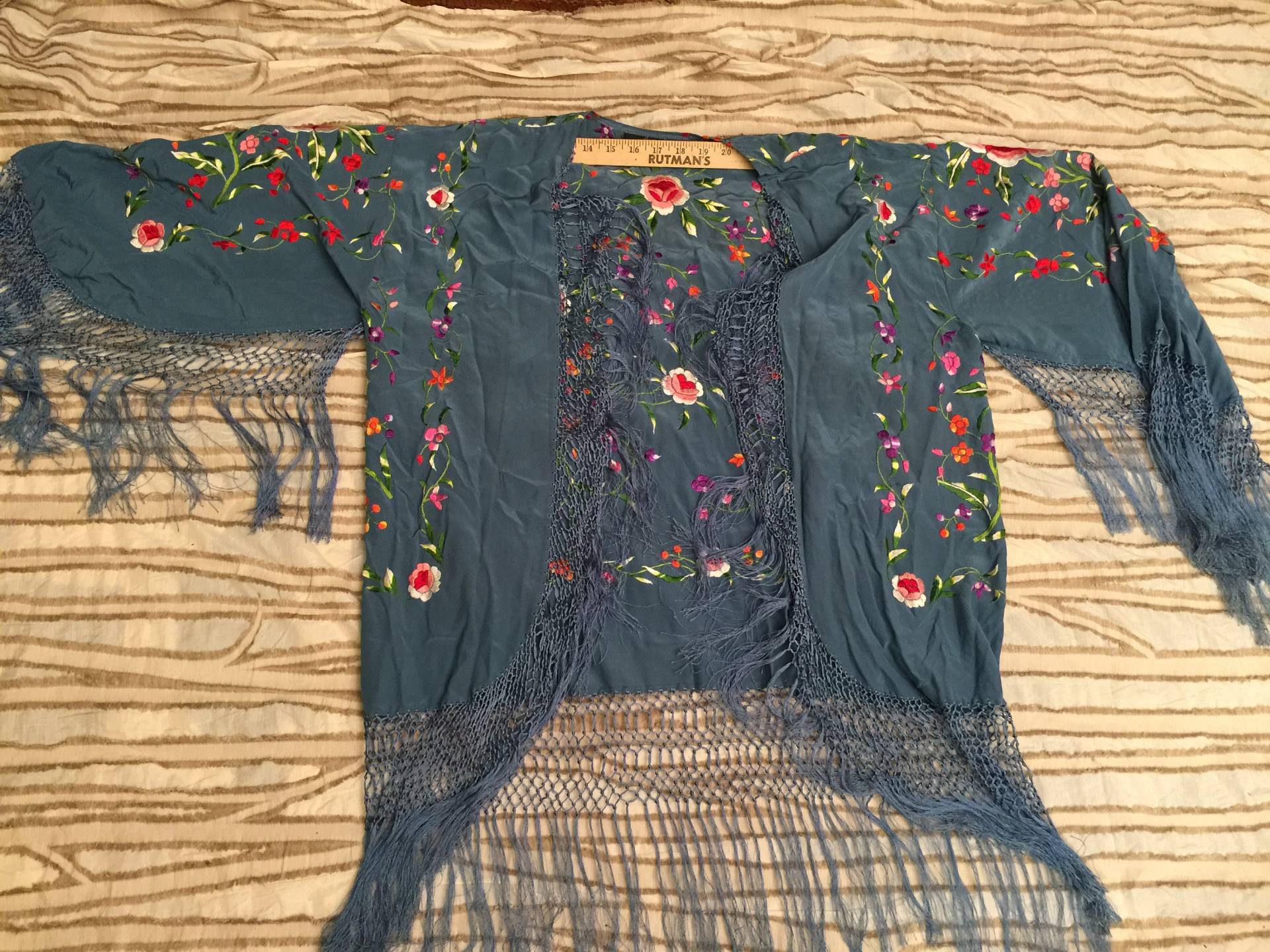 Vintage Blauer Seiden Kimono Robe Mit Blumenstickerei Und Fransen von StyleSourceNYC