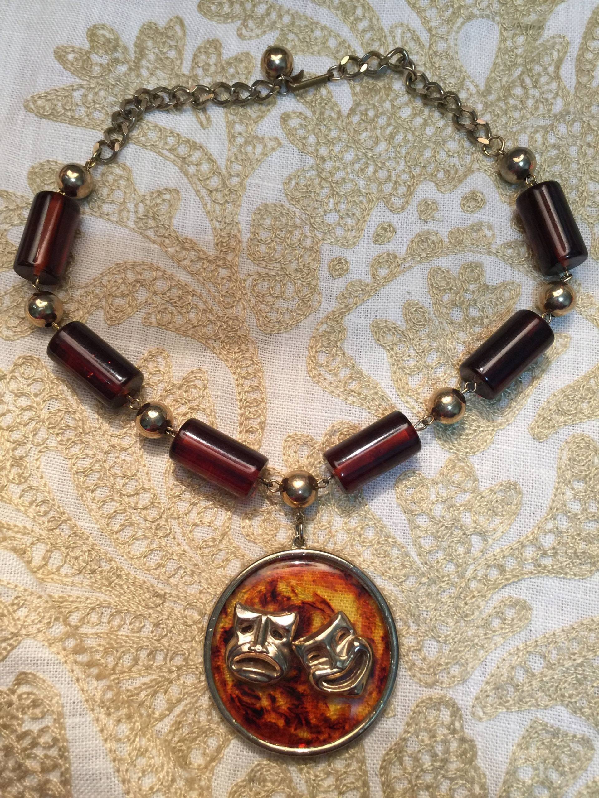 Vintage Comedy Tragedy Maske Anhänger Halskette Bernstein Lucite Perlen von StyleSourceNYC