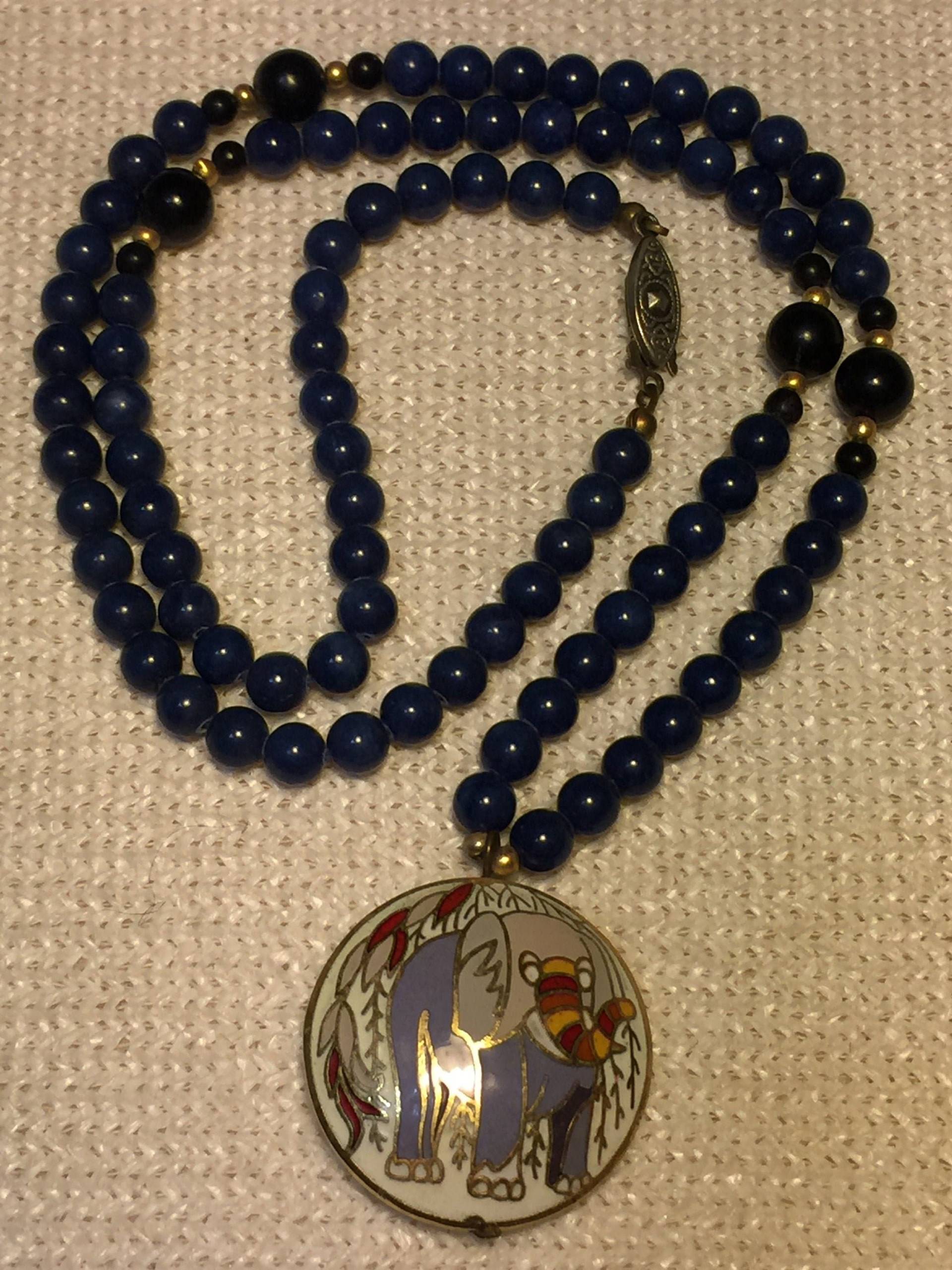 Vintage Emaille Elefant Halskette Blauer Lapis Onyx Perlen Münzanhänger von StyleSourceNYC