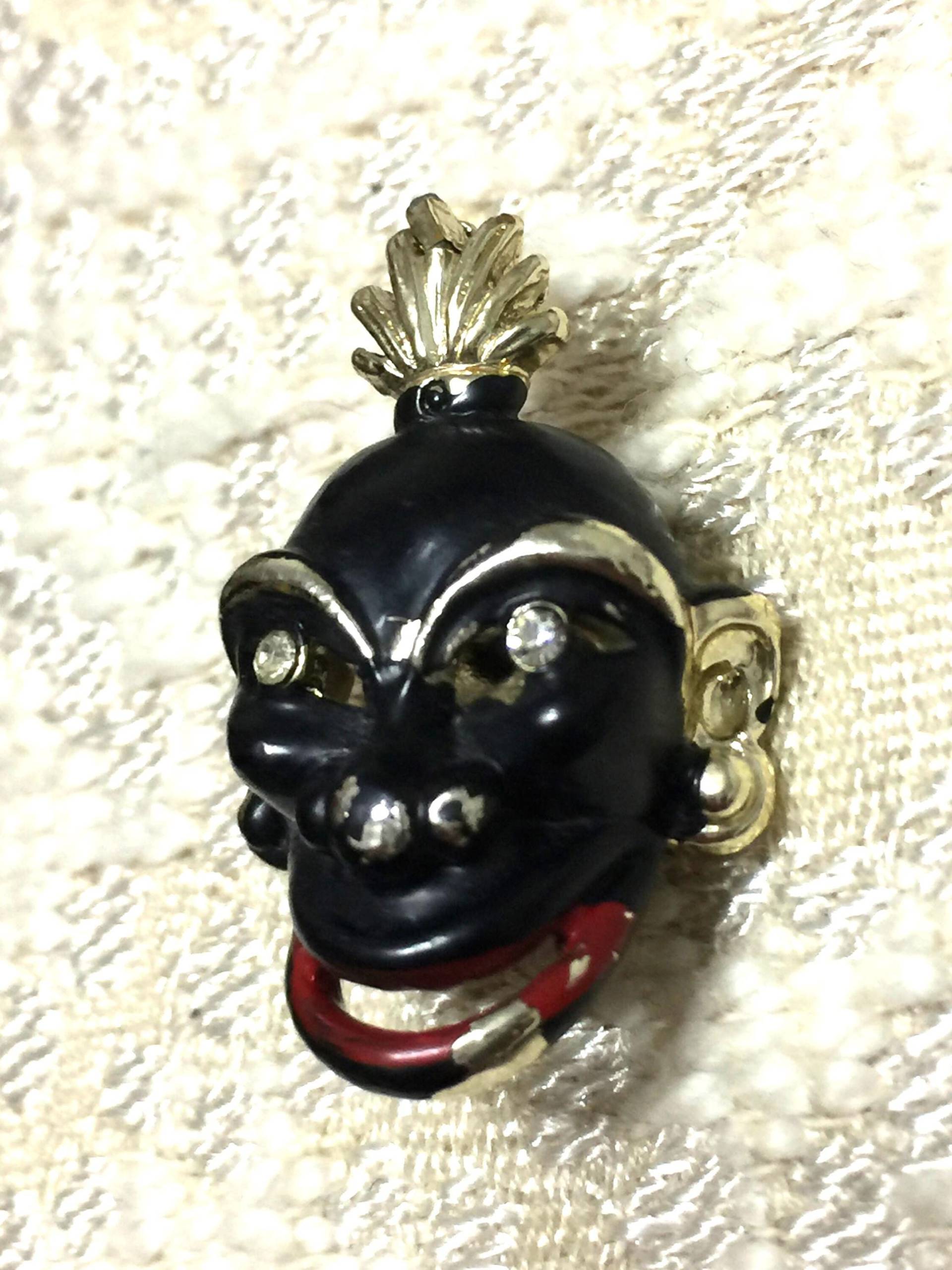 Vintage Gold Metall Balinesen Affe Maske Brosche Mit Paste Stein Augen von StyleSourceNYC