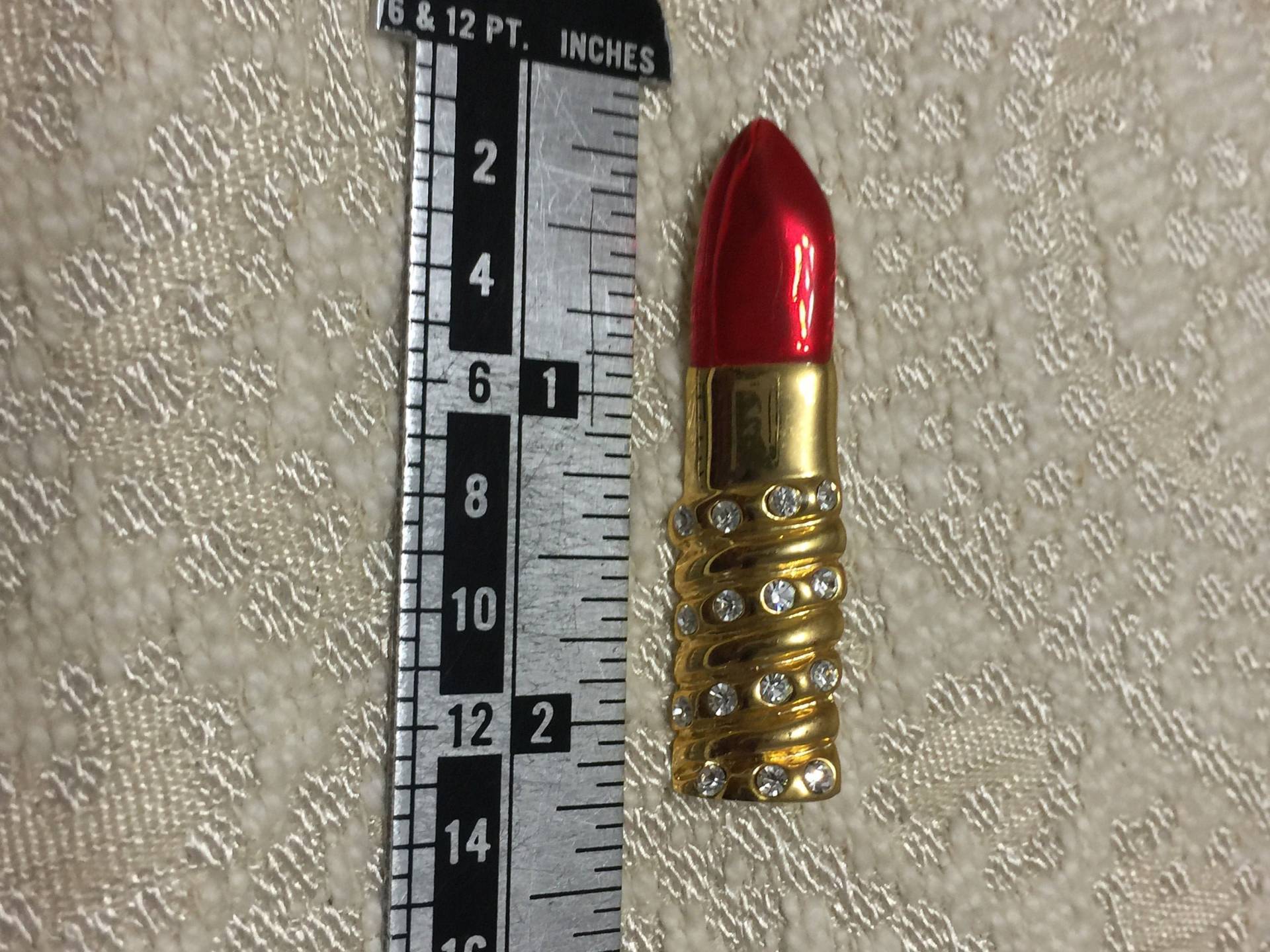 Vintage Gold Strass Lippenstift Brosche, Emaille Rot Lippen von StyleSourceNYC