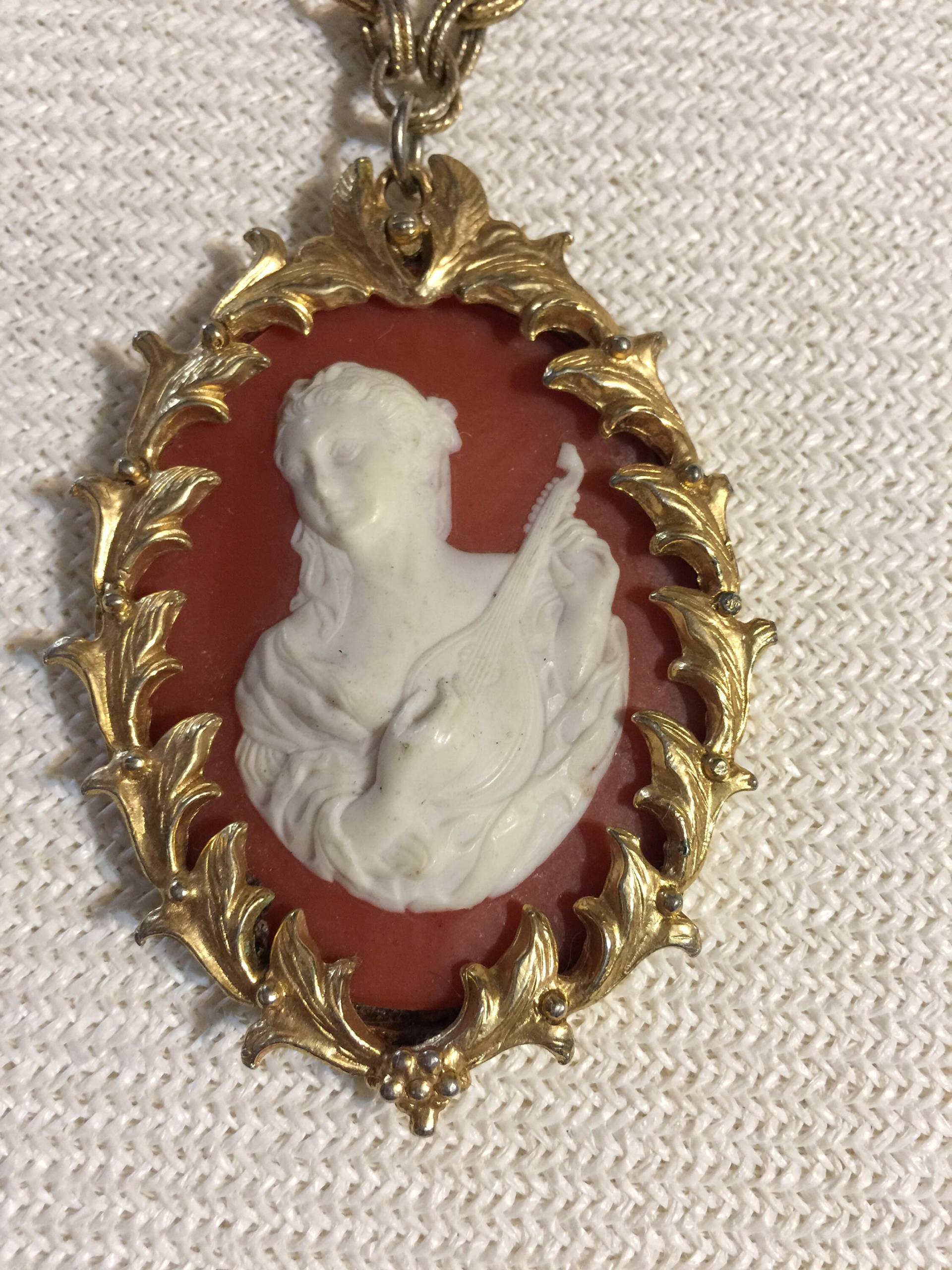 Vintage Kramer Kamee-Halskette Blattgold-Borte, Statement-Kette von StyleSourceNYC