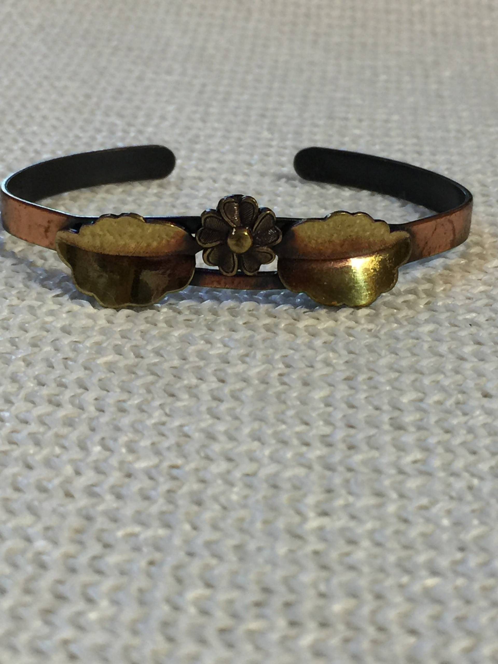 Vintage Kupfer Armreif, Blumen-Blatt-Design von StyleSourceNYC