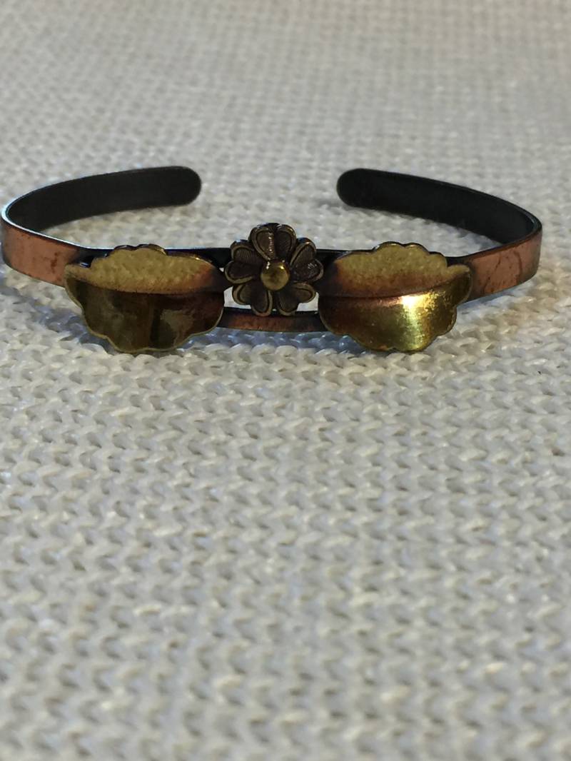 Vintage Kupfer Armreif, Blumen-Blatt-Design von StyleSourceNYC