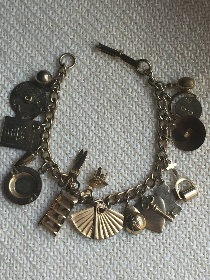 Vintage Multi Charm Armband Artikuliert Retro Sammler Magie Fortune Sagen Leiter von StyleSourceNYC