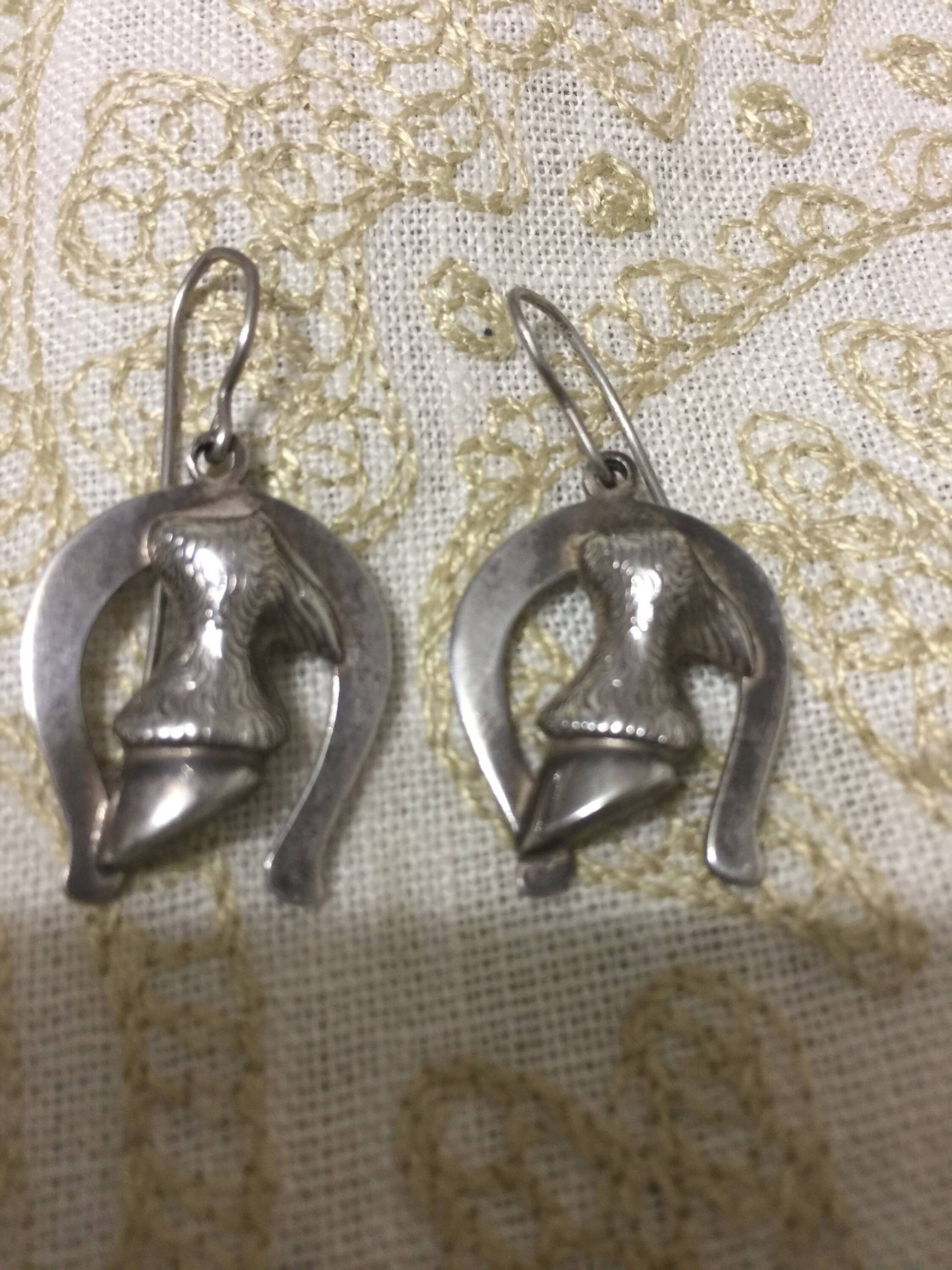 Vintage Pferd Ohrringe Sterling Silber Geätzt Hufeisen Designer Reiter Lucky Drop Baumeln Charme 3D Rare Magnificent Lot von StyleSourceNYC