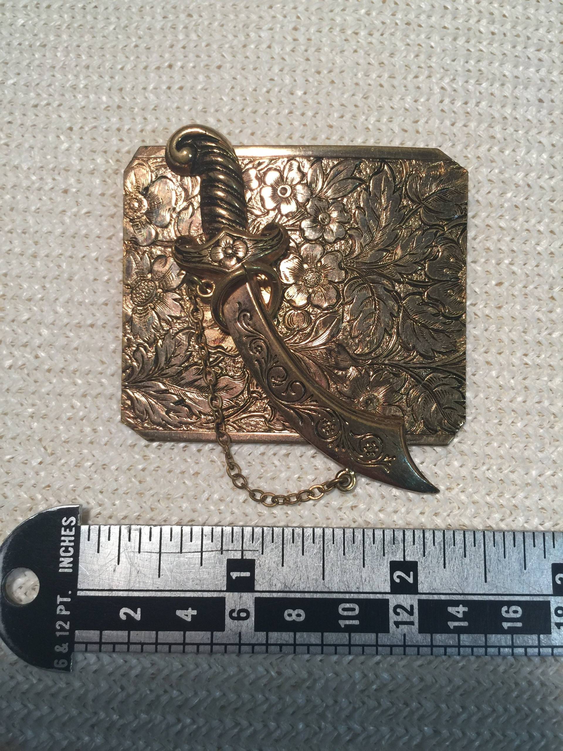 Vintage Schild Der Rüstung Schwert Gold Brosche Geätzt Floral Meisterwerk Pin Pelz Clip Pullover Schal Kleid Atemberaubende Schwere Kette von StyleSourceNYC