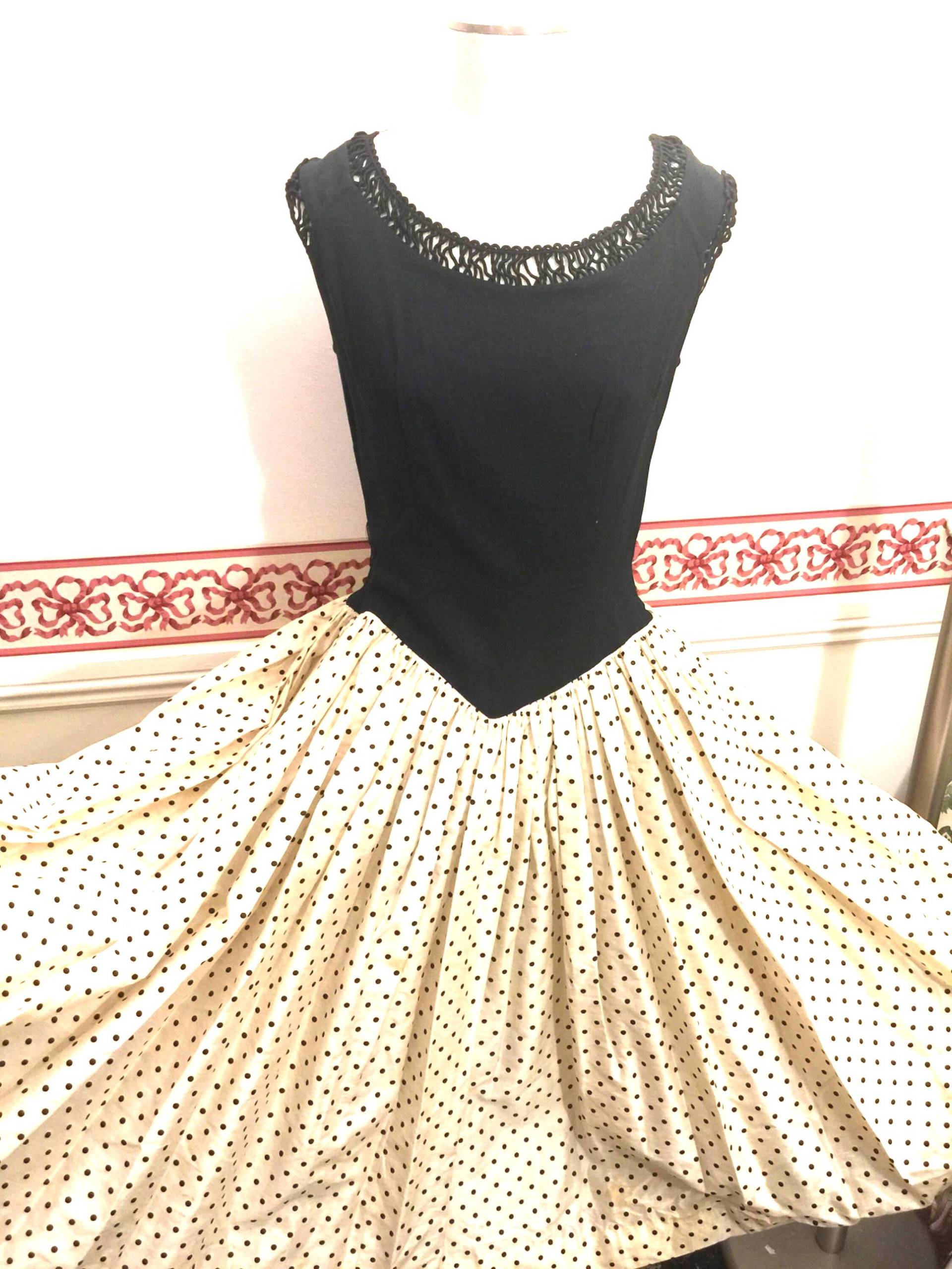 Vintage Schwarzes Kleid Polka Dot Schwarz Cocktailkleid Pudel Creme Getrimmt Atemberaubende Ballett-Theater-Opera Tiefes V Chevron Vintage Schwarzes Kleid Polka Dot Schwarz Cocktailkleid Pudel Creme Getrimmt Atemberaubende Ballett-Theater-Opera Tiefes V Chevron von StyleSourceNYC