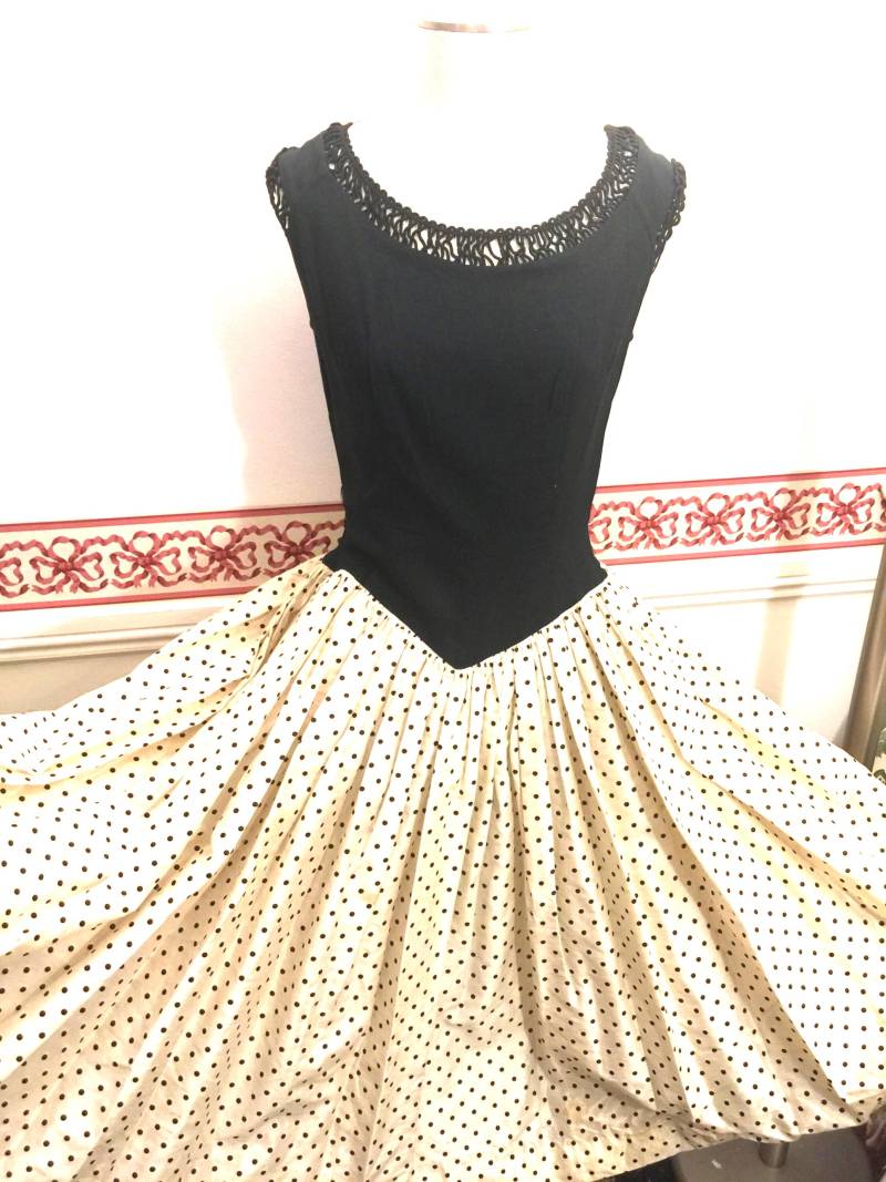 Vintage Schwarzes Kleid Polka Dot Schwarz Cocktailkleid Pudel Creme Getrimmt Atemberaubende Ballett-Theater-Opera Tiefes V Chevron von StyleSourceNYC