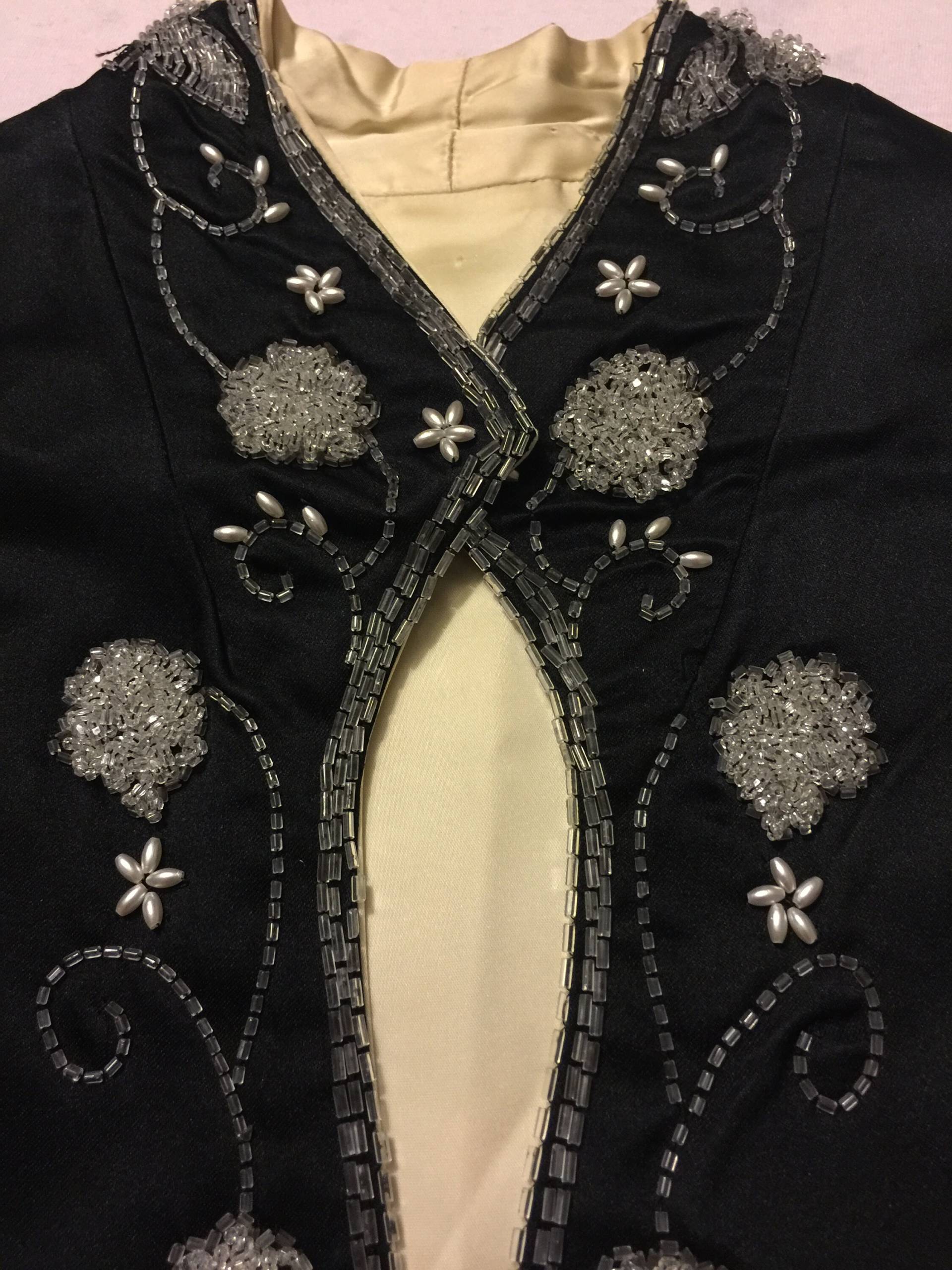 Vintage Seide Oper Mantel Umhang Schwarz Gestickte Perlen Jacke Schal Silber Creme Floral Mock Ausschnitt Linie Lot Sparkle Event Star Runway von StyleSourceNYC