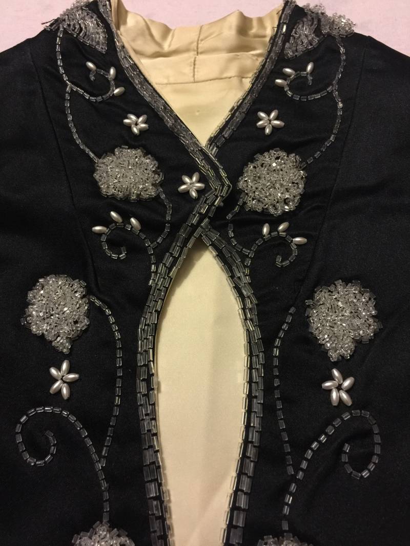 Vintage Seide Oper Mantel Umhang Schwarz Gestickte Perlen Jacke Schal Silber Creme Floral Mock Ausschnitt Linie Lot Sparkle Event Star Runway von StyleSourceNYC