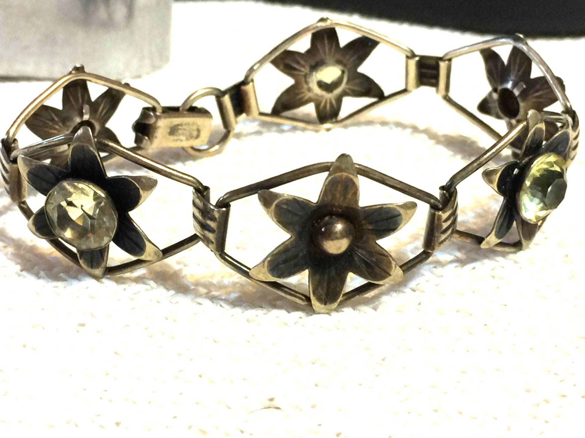 Vintage Sterling Gold Floral Grün Stein Armband Armreif Filigrane Open Work Perlen Blume Band Vermeil 12K Overlay von StyleSourceNYC