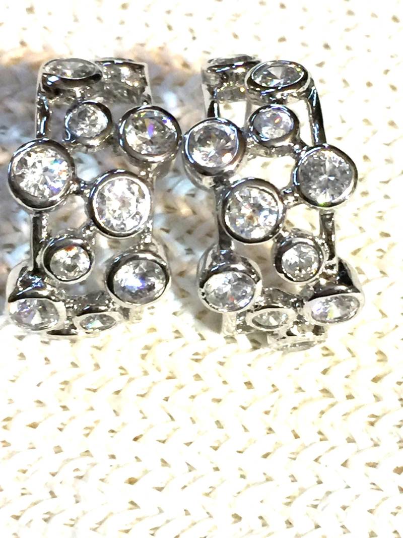 Vintage Sterling Hoop Ohrringe Lünette Set Graduierung Große Breite Offene Arbeit Moderne Diamant Funkeln Designer Creolen von StyleSourceNYC