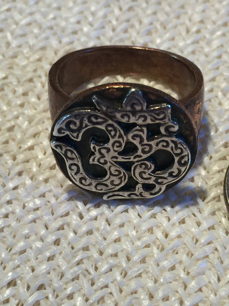 Vintage Sterling Kupfer Messing Om Symbol Ring Foliate Geschnitzte Seltene Größe 7, 5 Meisterwerk Edelstein Lot Münze Gehämmert Breite Schwere von StyleSourceNYC
