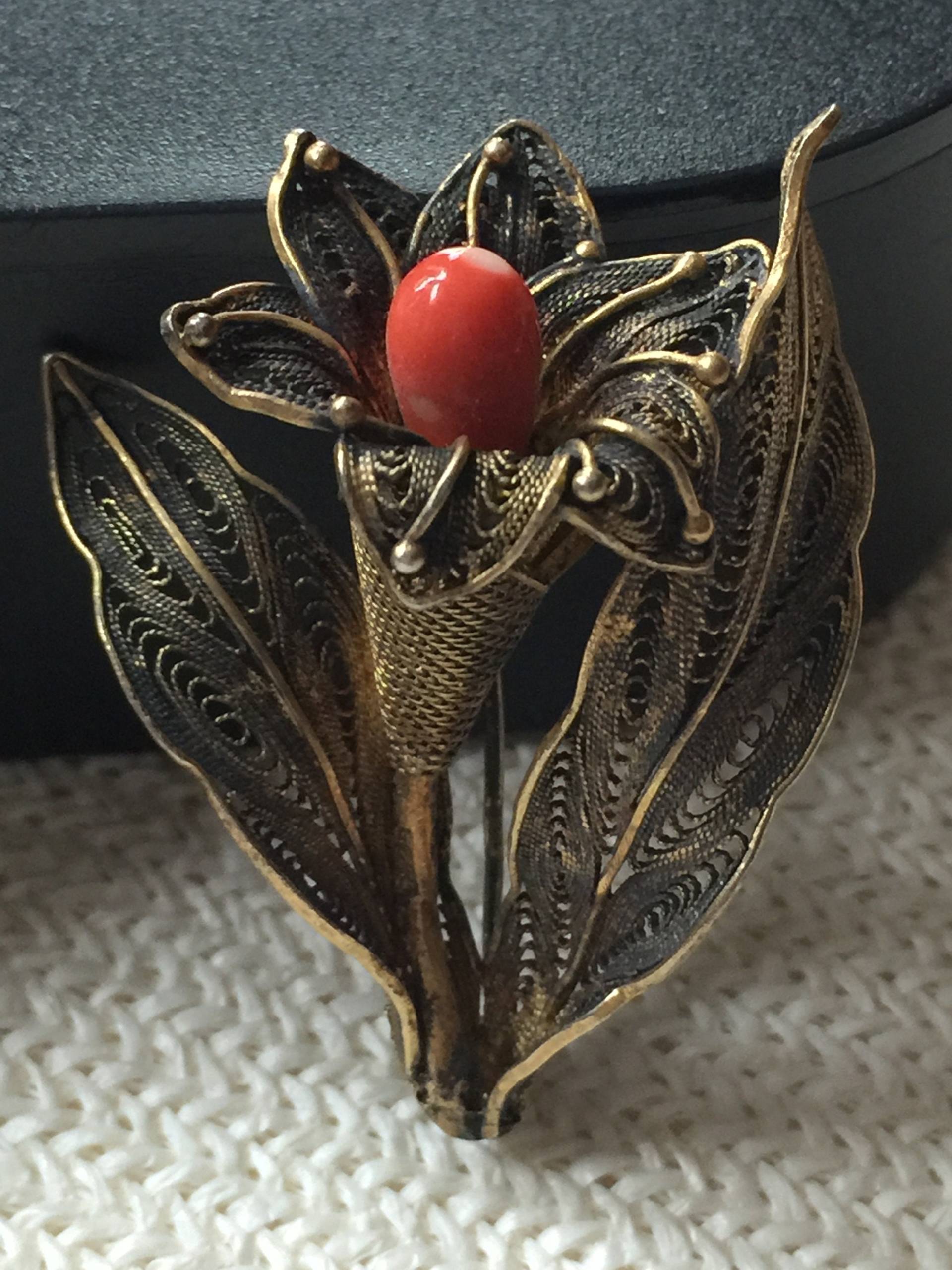 Vintage Vermeil Brosche Sterling Filigrane Blume Hut Pin Floral Kaviar Blatt Blätter Koralle Glasauge Anhänger 3D Loch Gewebte Zweig von StyleSourceNYC