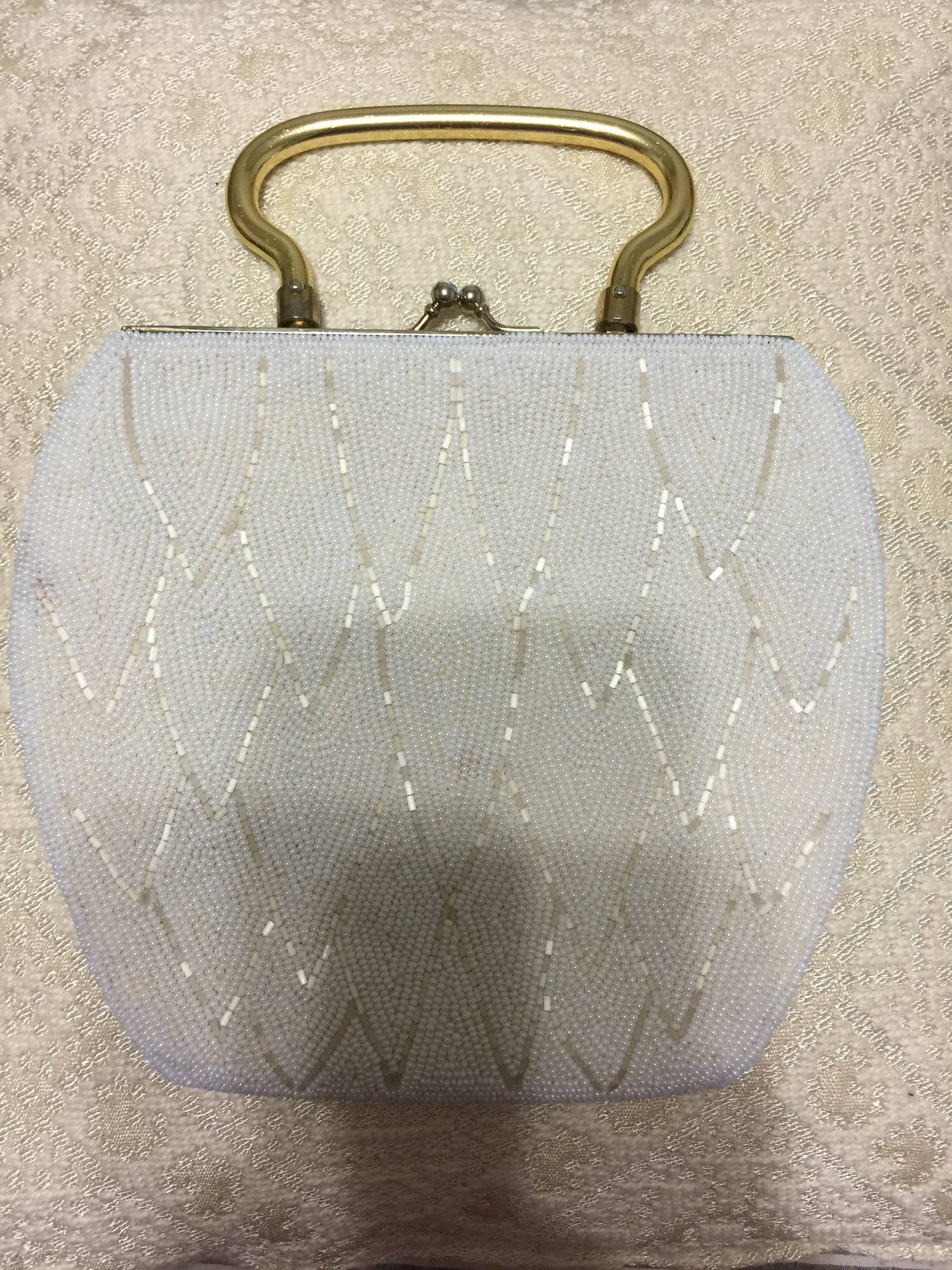 Vintage Weiße Perlen Handtasche Clutch Mit Chevron Muster von StyleSourceNYC
