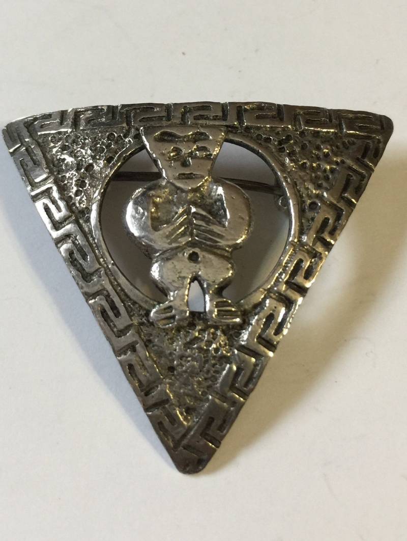 sterling Silber Emaille Brosche Pin Anhänger Halskette Myan Sun Face Mask Aztec Signed Designer Dreieck Diamant Brutalist Rare von StyleSourceNYC