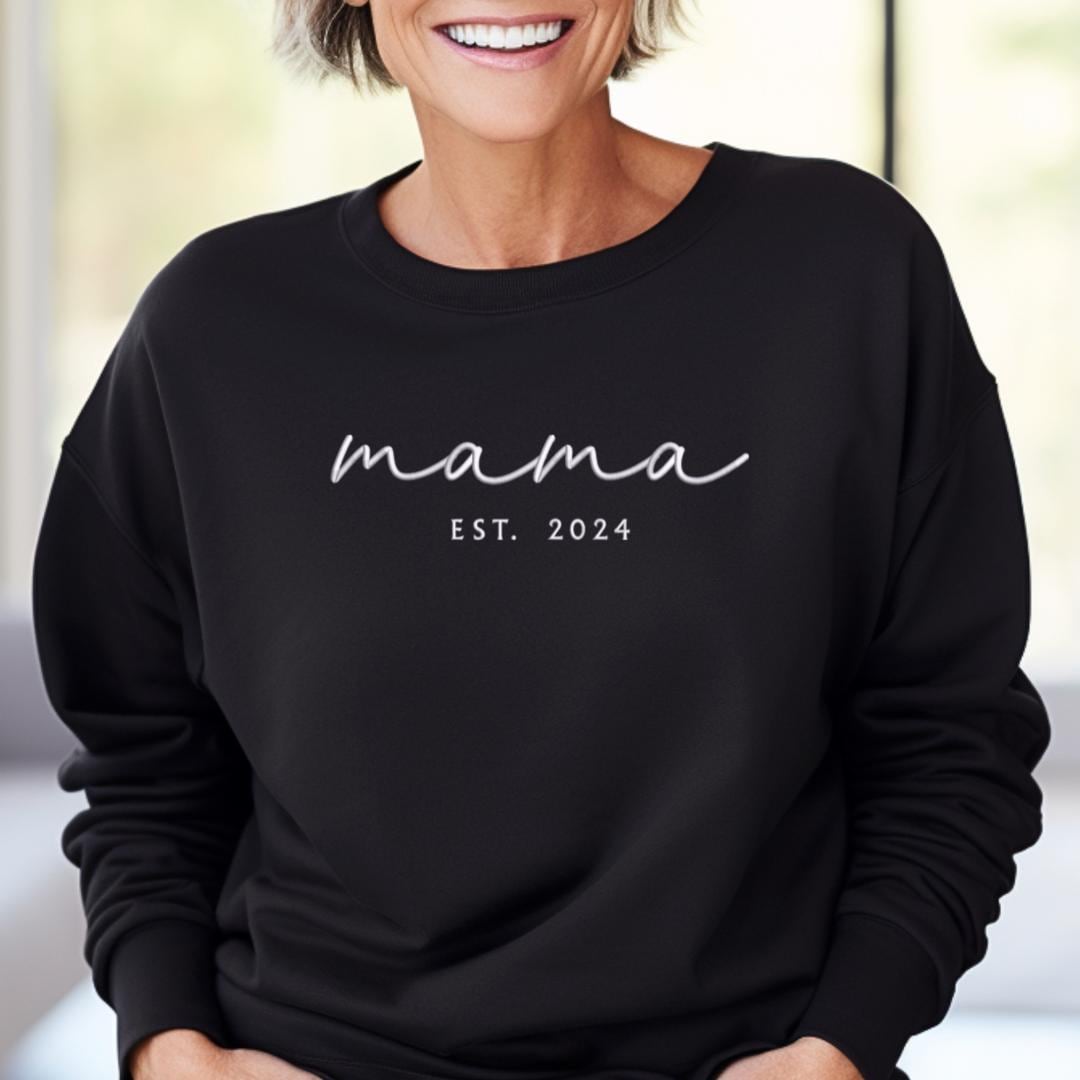 Besticktes Mama Sweatshirt Personalisiert - Pullover Mit Jahr Geschenk Für Hochwertige Stickerei Muttertag von Styleaufdruck