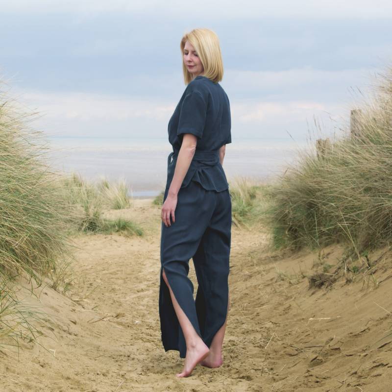 Koordien | Handgefertigtes Zweiteiliges Sommer-Jumpsuit-Set Aus Cupro in Mitternachtsmarine. Passendes Kombi-Set Mit Wickeloberteil Und Hose Weitem von Stylecamp