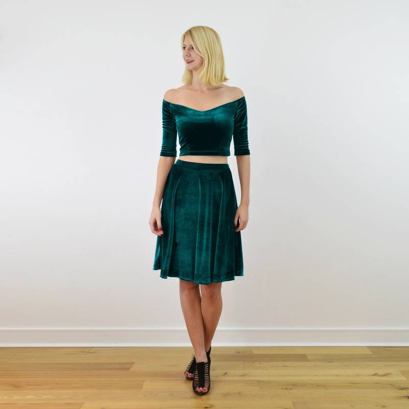 Coco | Grünes Samt Co-Ord Set. Off Shoulder Top Und Passender Rock Partykleid. Zweiteiliges Kleid von Stylecamp