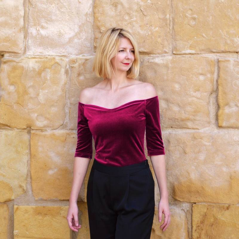 Samt Party Top | Elegantes Rotes Schulterfreies Samt T-Shirt Mit Geheimer Unterstützung. Langarm Off Shoulder T-Shirt. Rotes von Stylecamp