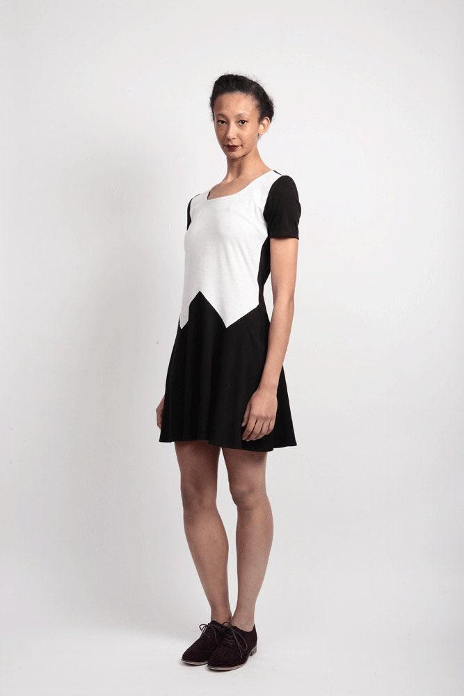 Tallulah | Größe S Ausgestelltes T-Shirt Kleid Mit Hi-Lo Taille in Monochrom. Schwarz & Weiß Lässige Flapper Style Drop Zig Zag Mini von StylecampOutlet