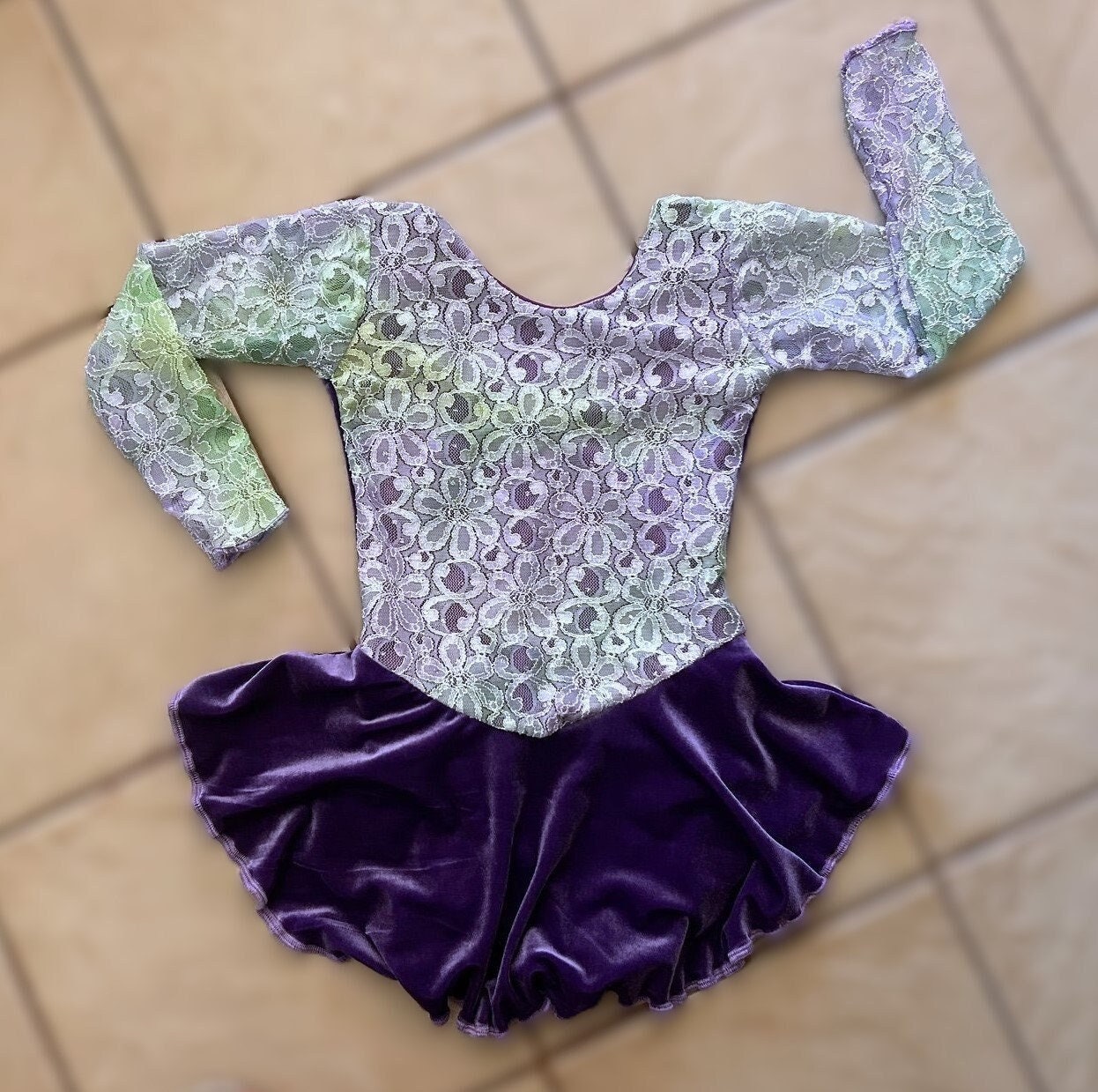 Handgefertigt Mädchen Frühling Pastell Spitze Lila Samt Wettbewerb Eislaufen Kleid 4(Cxs, 4/6 | Cs, 6x/7 | cm, 8/10 | Cl, 12/14, 14-16 Handgefertigt Mädchen Frühling Pastell Spitze Lila Samt Wettbewerb Eislaufen Kleid 4(Cxs, 4/6 | Cs, 6x/7 | cm, 8/10 | Cl, 12/14, 14-16 von Styleskating