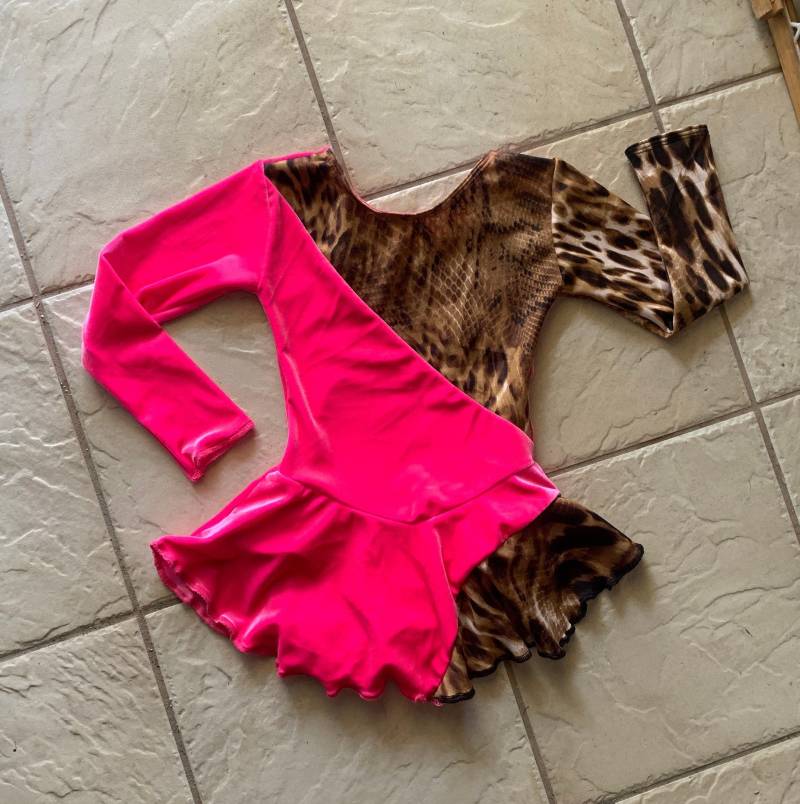 Handgemachte Mädchen Hot Pink Samt Reptil Leopard Wettbewerb Abbildung Eislaufen Kleid 8/10 | Kinder "Large von Styleskating