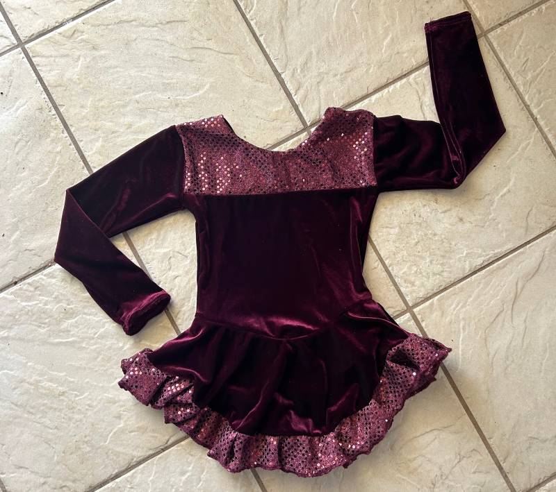 Handgemachte Merlot Plum Velvet Confetti Dot Mädchen Wettbewerbe Eiskunstlauf Kleid 4(Cxs, 4/6 | Cs 6x/7(cm, 8/10(Cl, 12/14 | Cxl, 14-16 von Styleskating
