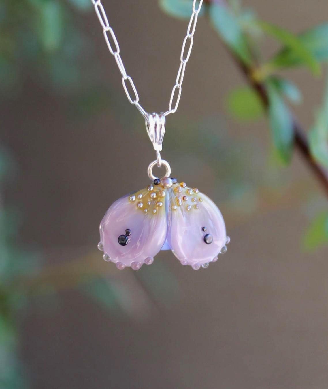 Lavendel Motte Ohrringe in Sterling Silber, Lampwork Handgefertigte Glas Lila Wunderliche Schmetterling Insekt Lavendel Motte Ohrringe in Sterling Silber, Lampwork Handgefertigte Glas Lila Wunderliche Schmetterling Insekt von StylingByNatasha