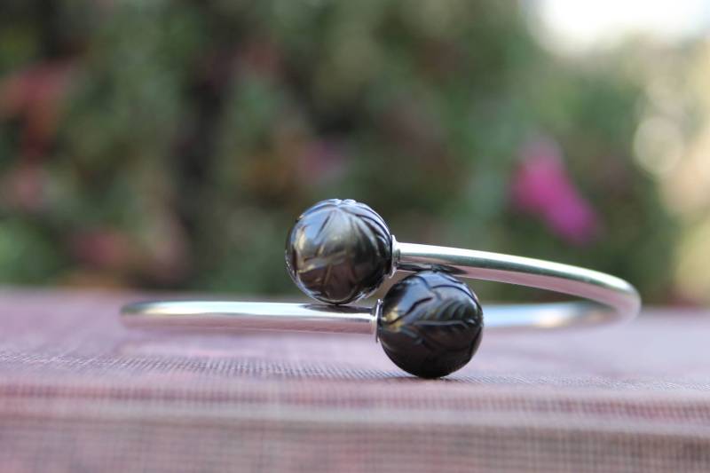 sterlingsilber-Armreif Mit Tahitiperle Handgeschnitztes Blumendesign von StylingByNatasha