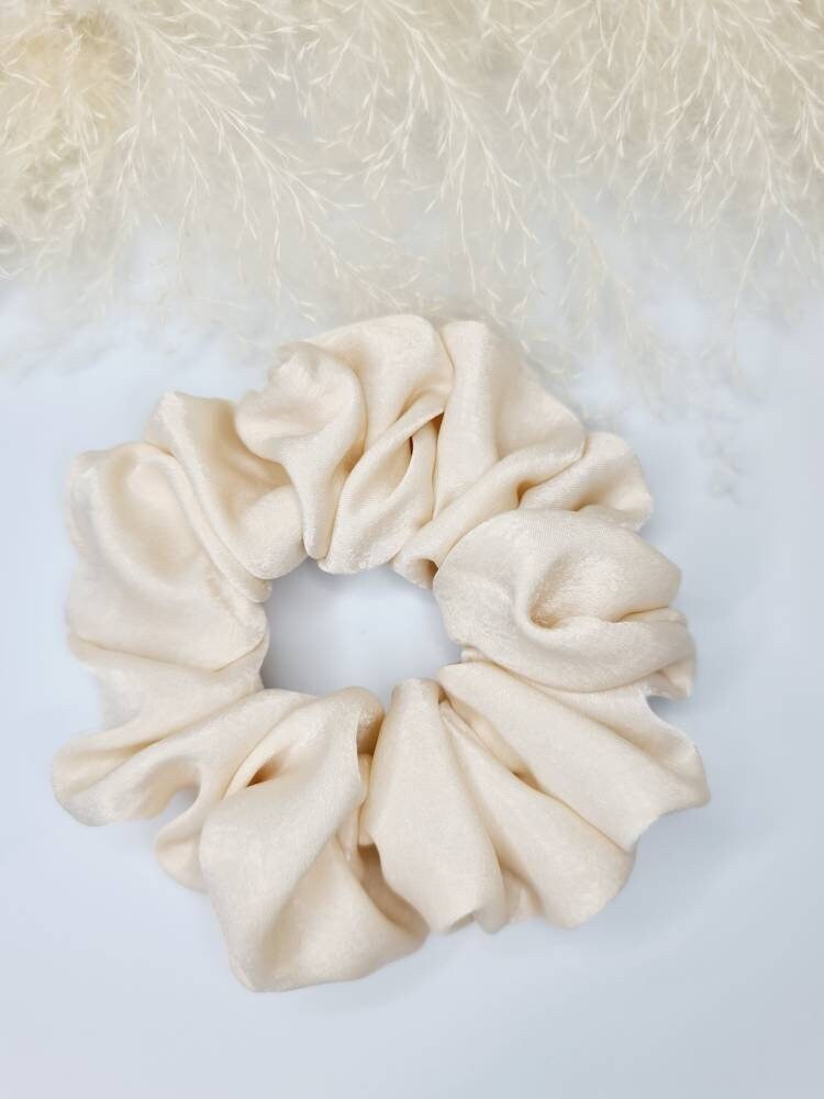 Scrunchie Frisuren Creme Champagner Samt Touch Satin Luxus Accessoires Geschenk Girls Fashion Scrunchie Frisuren Creme Champagner Samt Touch Satin Luxus Accessoires Geschenk Girls Fashion von StylishArtByElla