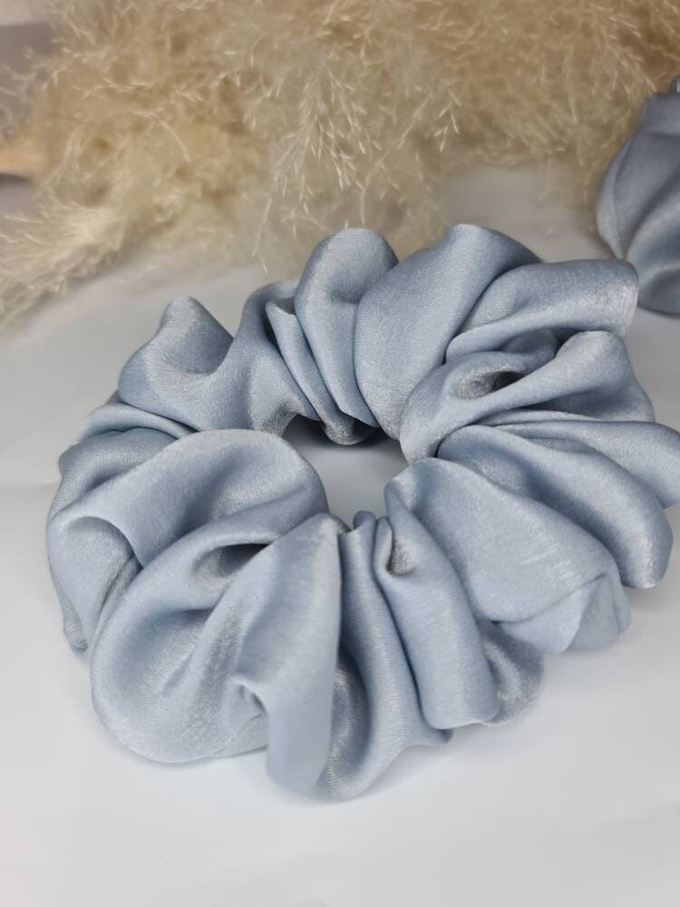 Scrunchie Frisuren Ice Blue Velvet Touch Satin Luxus Accessoires Geschenk Girls Fashion Scrunchie Frisuren Ice Blue Velvet Touch Satin Luxus Accessoires Geschenk Girls Fashion von StylishArtByElla
