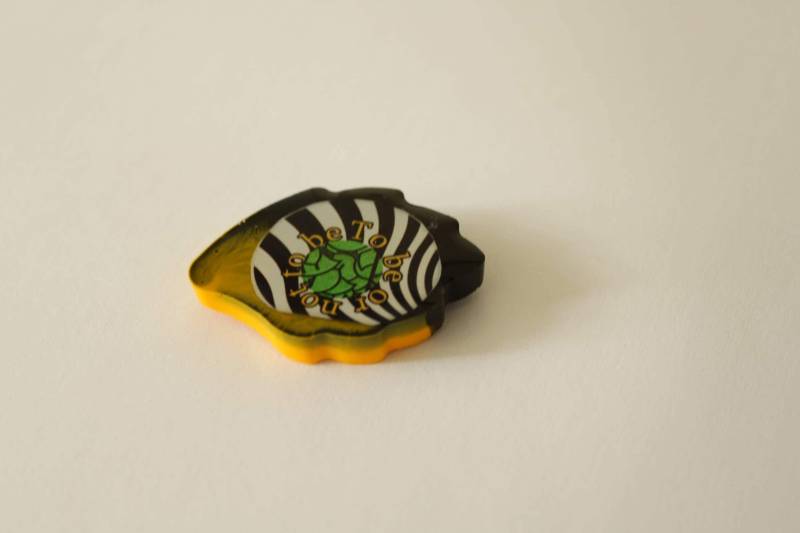 Blatt-Förmigen Brosche, Sein Oder Nicht Shakespeare-Brosche von StylishBookWorms