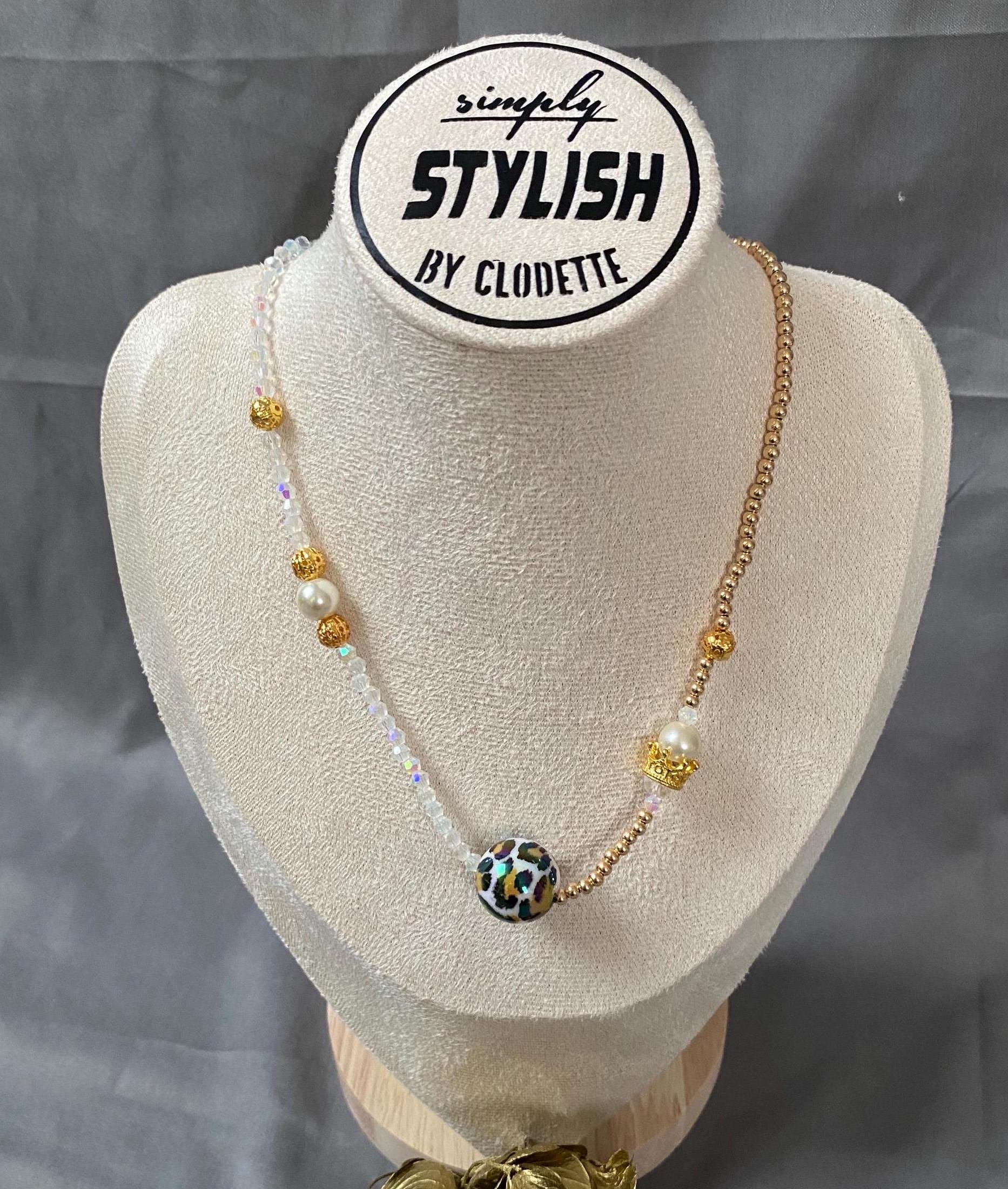 Perlenkette Kette Halskette Krone Anhänger Kugel Gold Leo Perlmutt Weiß Bunt Handgemacht Geschenk Muttertag Perlenkette Kette Halskette Krone Anhänger Kugel Gold Leo Perlmutt Weiß Bunt Handgemacht Geschenk Muttertag von StylishByClodette