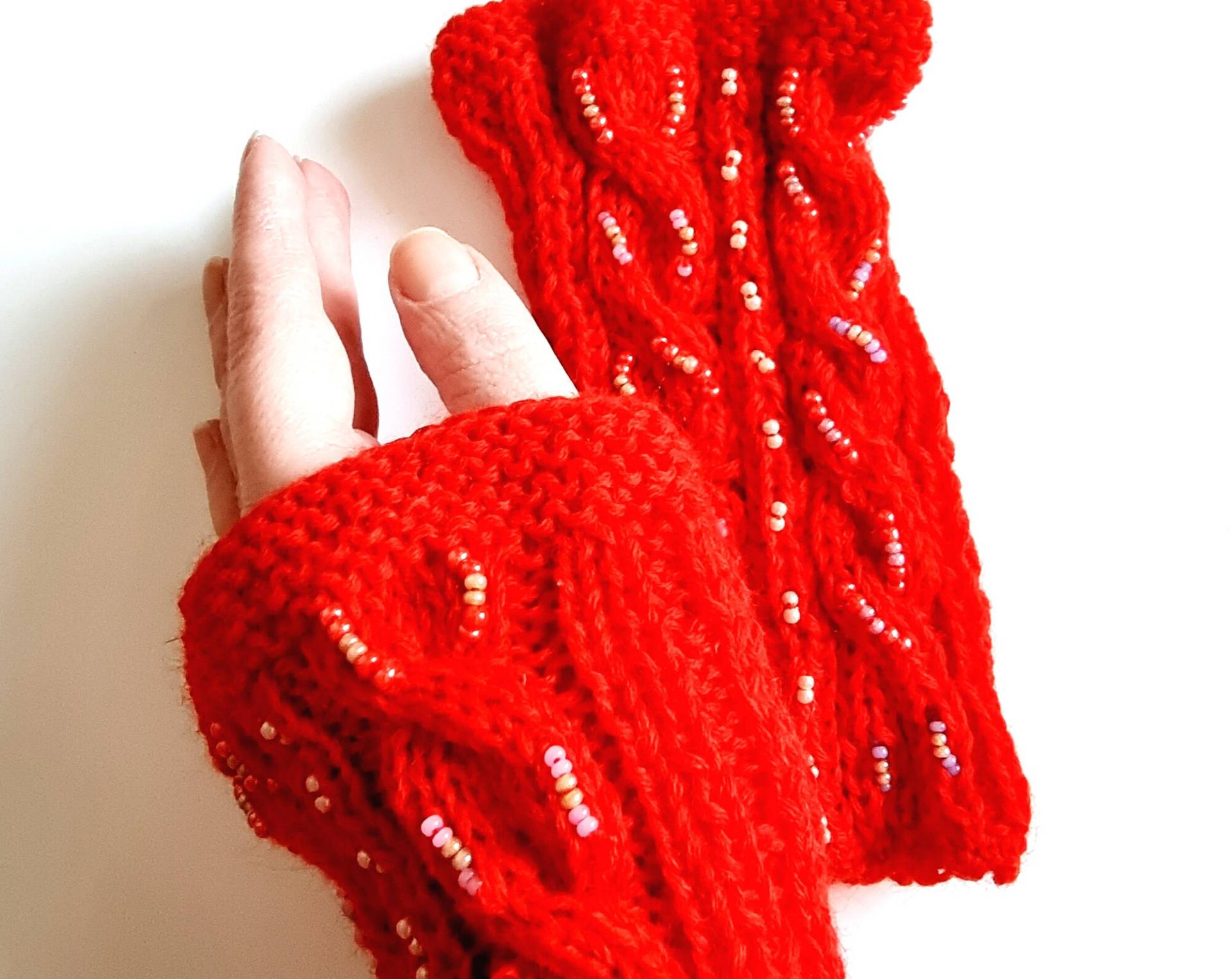 Armstulpen, Rote Handschuhe Frauen, Gestrickte Fingerlose Mitts, Handgemachte Armbänder, Kleine Perlen Verzierte Warme Hände von StylishGiftCo