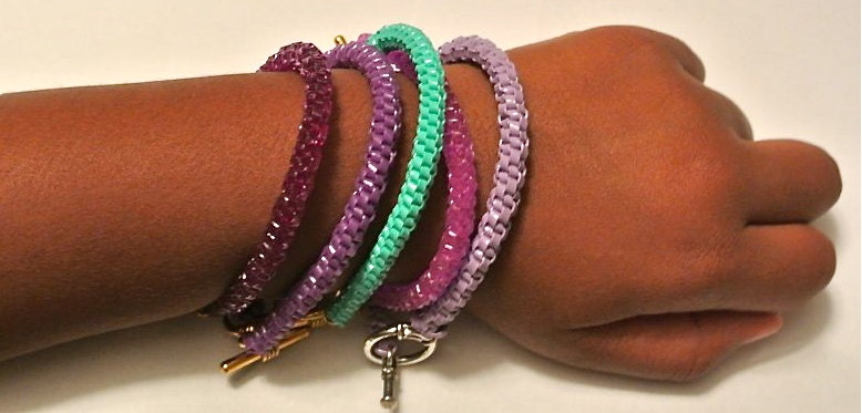 Gewebte Kunststoff-Armband, Farbe Familien - Lila, Blues, Gelb Und Grün Gewebte Kunststoff-Armband, Farbe Familien - Lila, Blues, Gelb Und Grün von StylishScientist