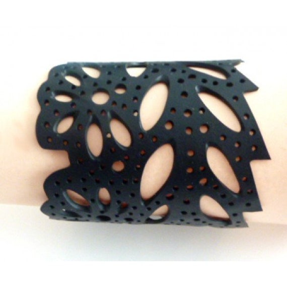 Laser Geschnittenes Armband Aus Recyceltem Gummi von SuChiInternational