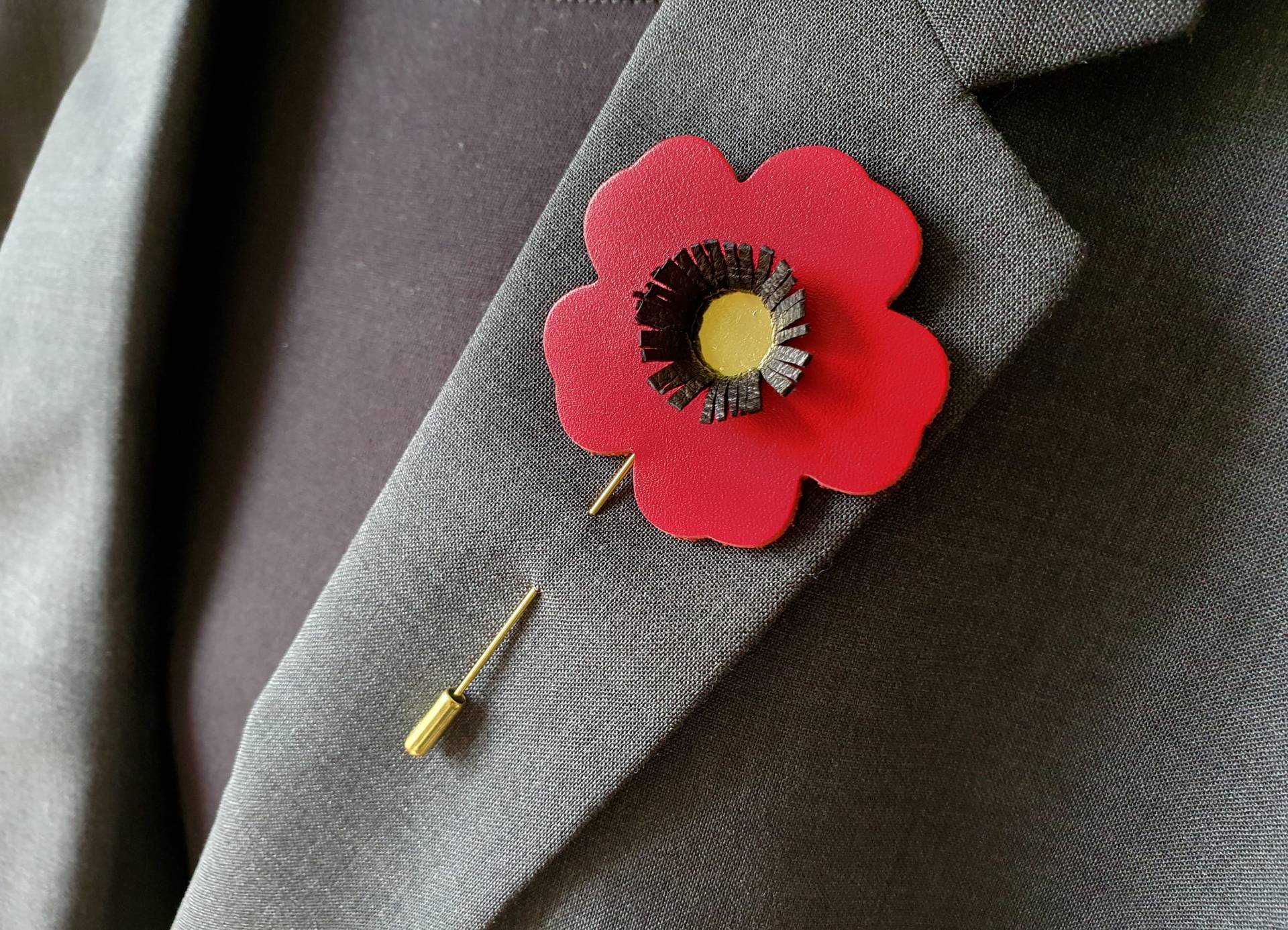 Leder Poppy Brosche, Elegante Brosche Für Männer Und Frauen Leder Poppy Brosche, Elegante Brosche Für Männer Und Frauen von SubconsciousCrafts
