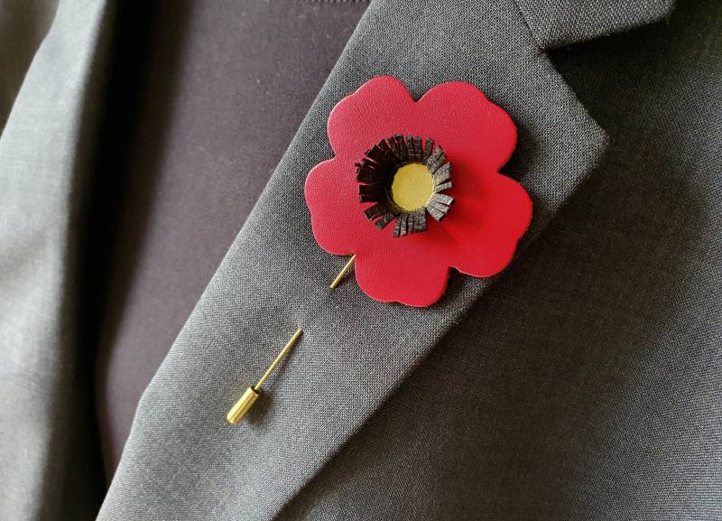 Leder Poppy Brosche, Elegante Brosche Für Männer Und Frauen von SubconsciousCrafts