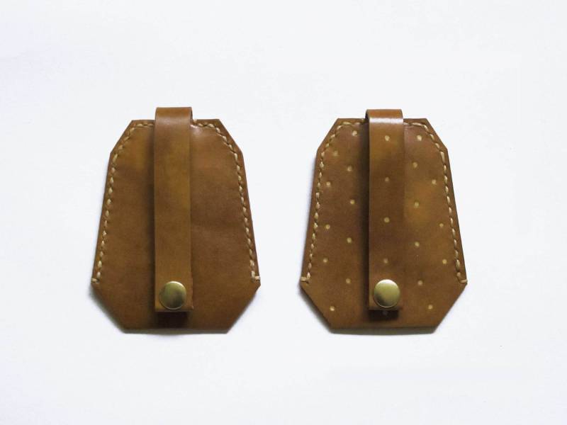 Handgenähtes Schlüsseletui Aus Braunem Leder Personalisiertes Anfangsgeschenk von SubconsciousCrafts