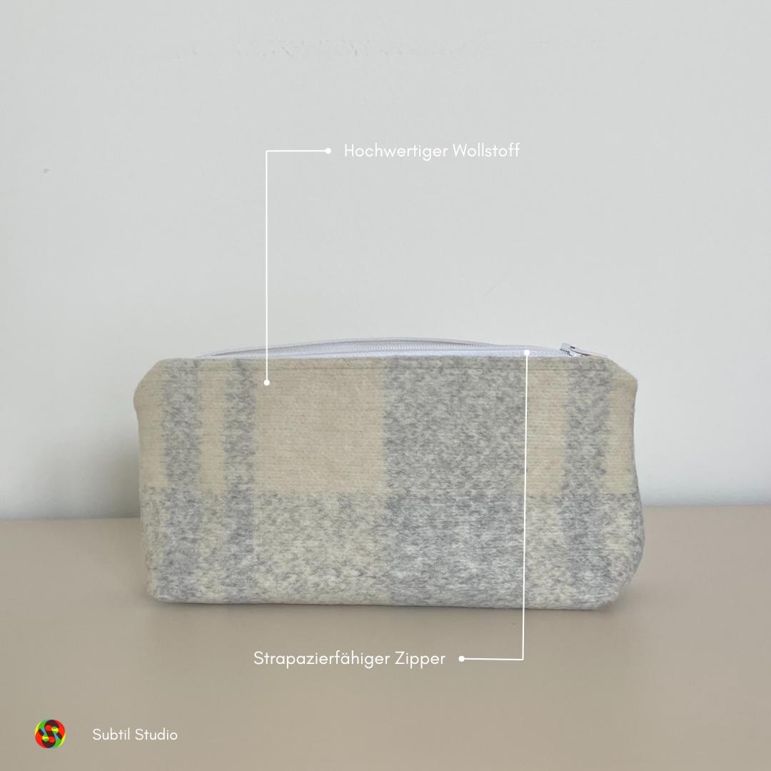 Selbstgenähter Kulturbeutel Aus Dickem Wollstoff Mit Hochwertigem Innenfutter 100% Reiner Baumwolle Ideal Fürs Reisen Und Den Urlaub Selbstgenähter Kulturbeutel Aus Dickem Wollstoff Mit Hochwertigem Innenfutter 100% Reiner Baumwolle Ideal Fürs Reisen Und Den Urlaub von SubtilStudio
