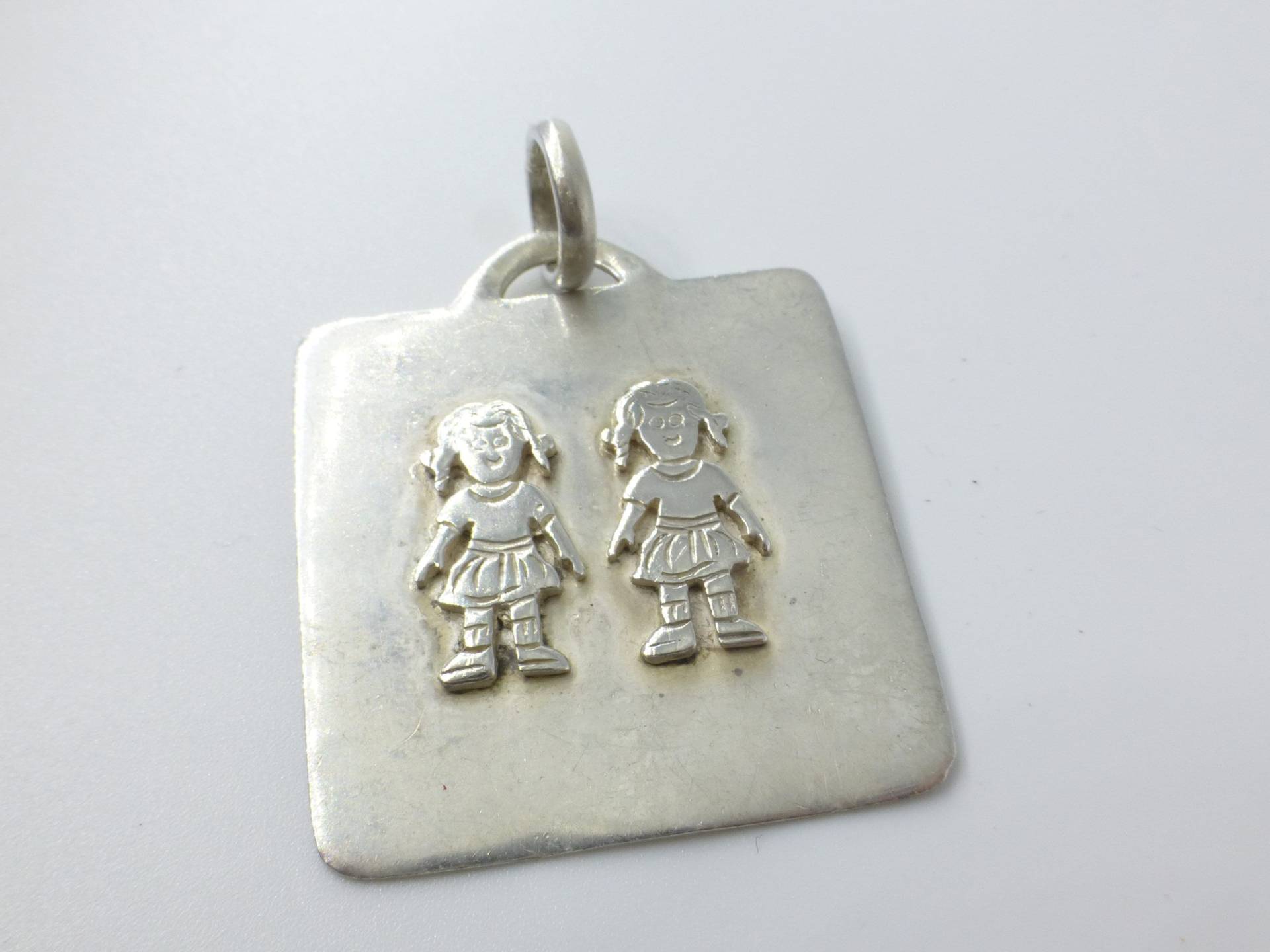 1970Er Vintage Massiv Sterling Silber Zwei Lächelnde Mädchen Anhänger, Bezauberndes Stück, Tolles Detail, Zwei Töchter, Schwestern, Look 1970Er Vintage Massiv Sterling Silber Zwei Lächelnde Mädchen Anhänger, Bezauberndes Stück, Tolles Detail, Zwei Töchter, Schwestern, Look von SuchSplendidThings