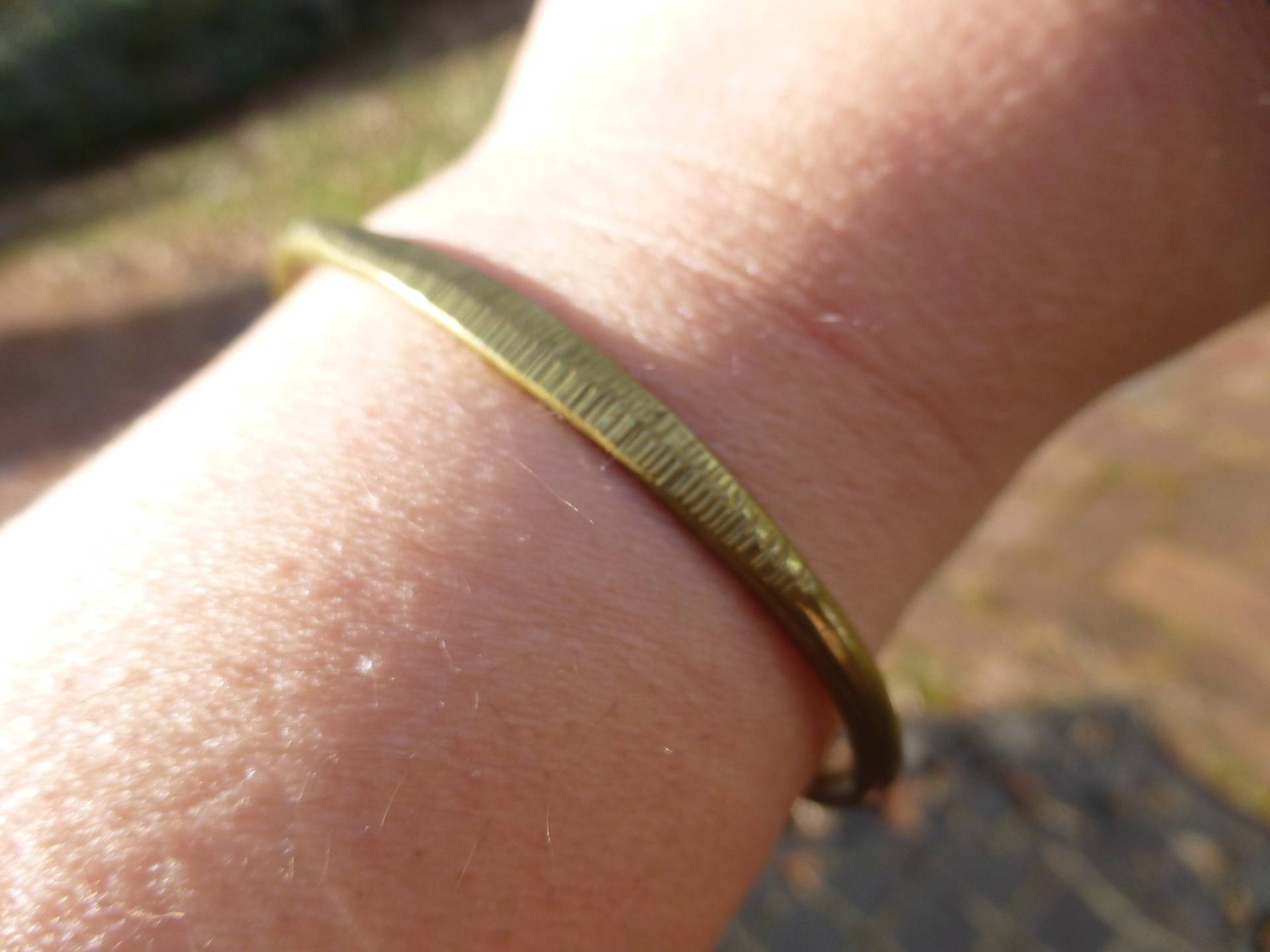 Vintage Modernist Bronze Handpunziertes Manschettenarmband, Bold Look, Circa 1950S, Wunderschönes Armband Zum Stapeln, Look Vintage Modernist Bronze Handpunziertes Manschettenarmband, Bold Look, Circa 1950S, Wunderschönes Armband Zum Stapeln, Look von SuchSplendidThings