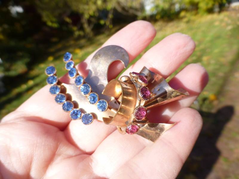 Wunderschöne Art Deco Rose Vergoldete Schleife Brosche, Um 1930Er Jahre, Toller Zustand, Sehr Einzigartige Alte Brosche Wunderschöne Art Deco Rose Vergoldete Schleife Brosche, Um 1930Er Jahre, Toller Zustand, Sehr Einzigartige Alte Brosche von SuchSplendidThings